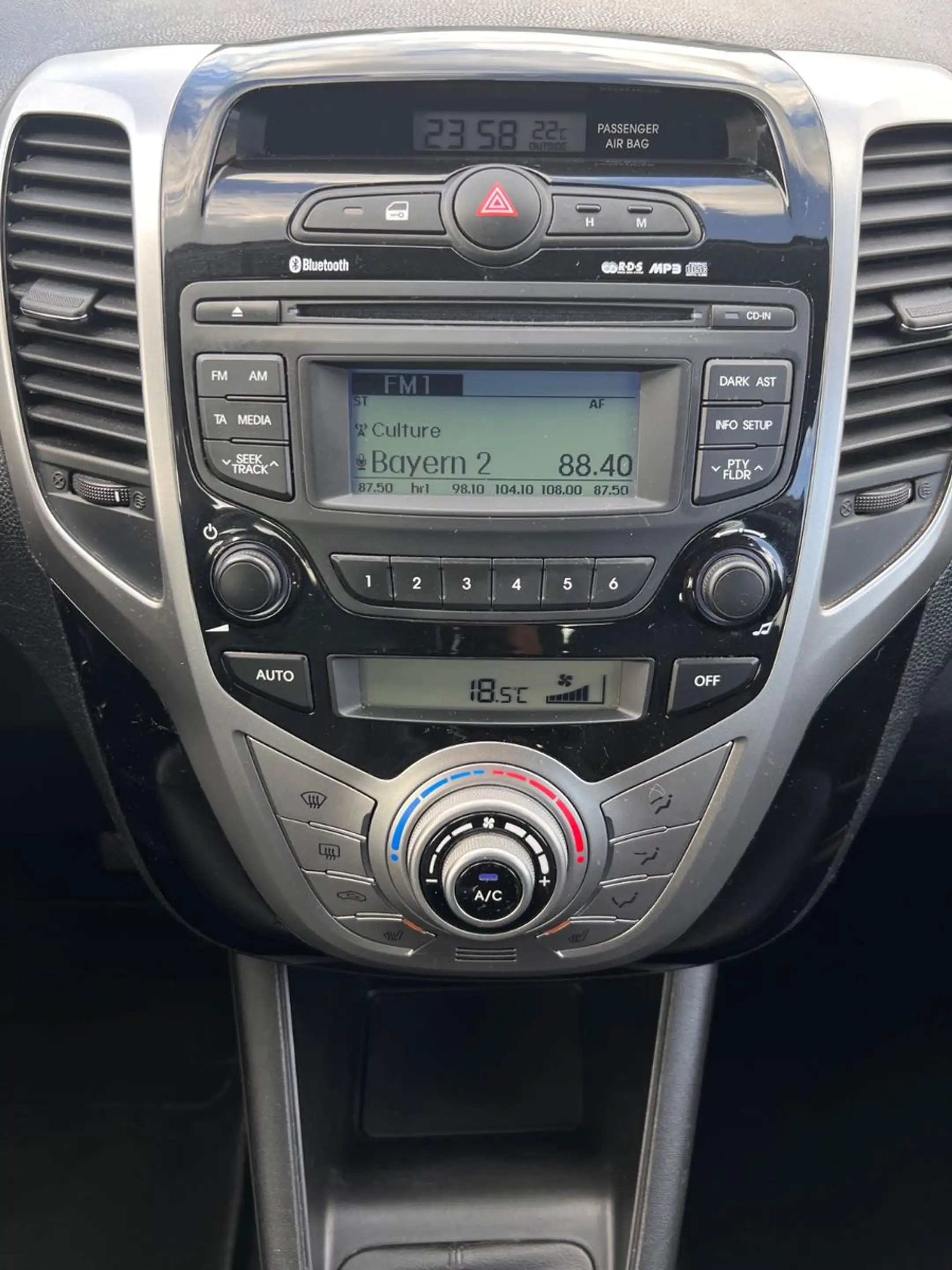 Hyundai iX20 Classic Sport/PDC/BT/SHZ/KLIMA/SCHECKHEFT — photo 13