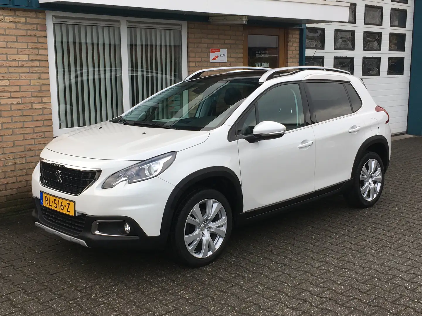 Peugeot 2008 1.2 PureTech Blue Lease Executive Blanc - 1