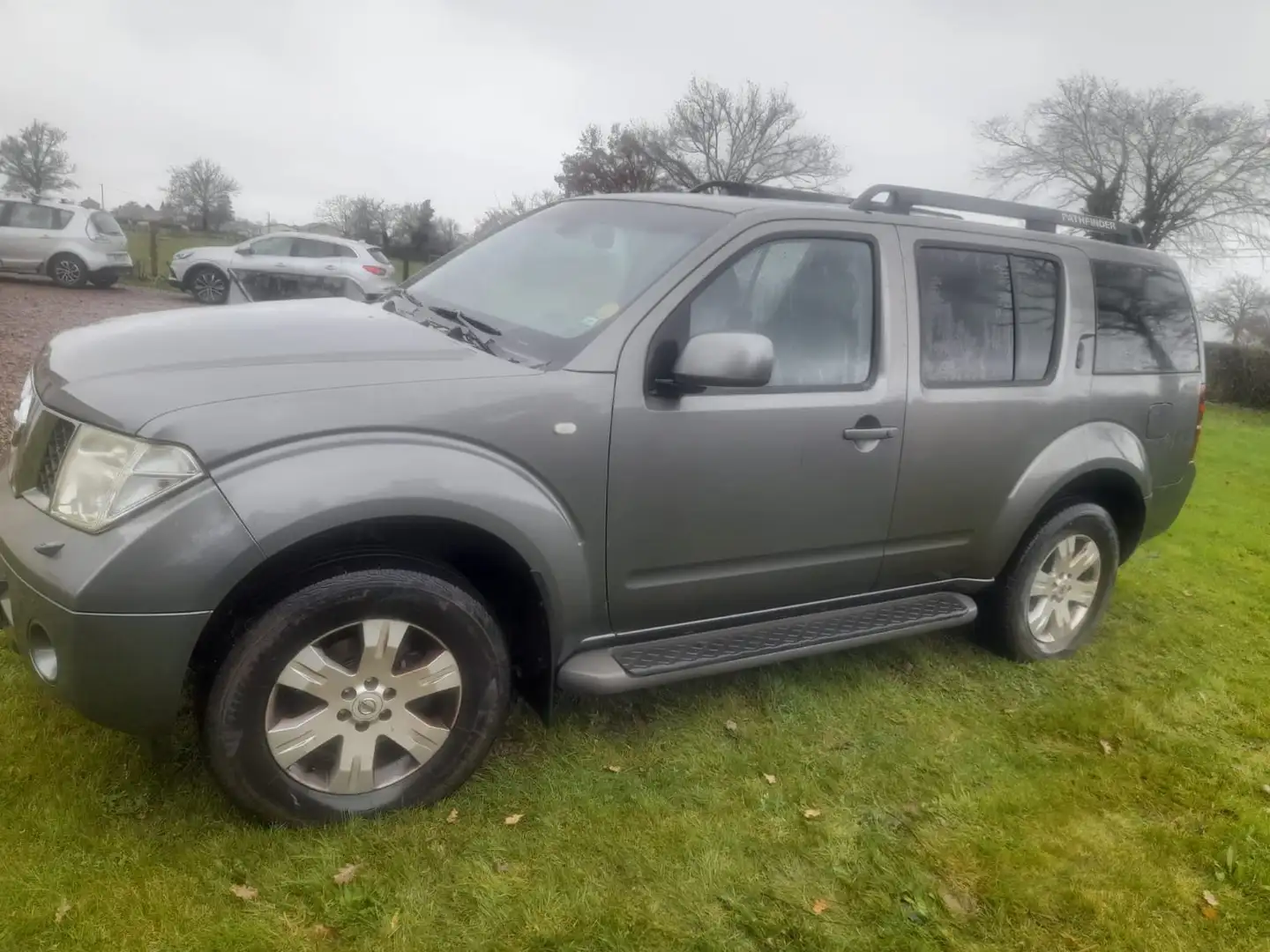 Nissan Pathfinder PATHFINDER 2.5 dCi 174 CONFORT Gris - 1