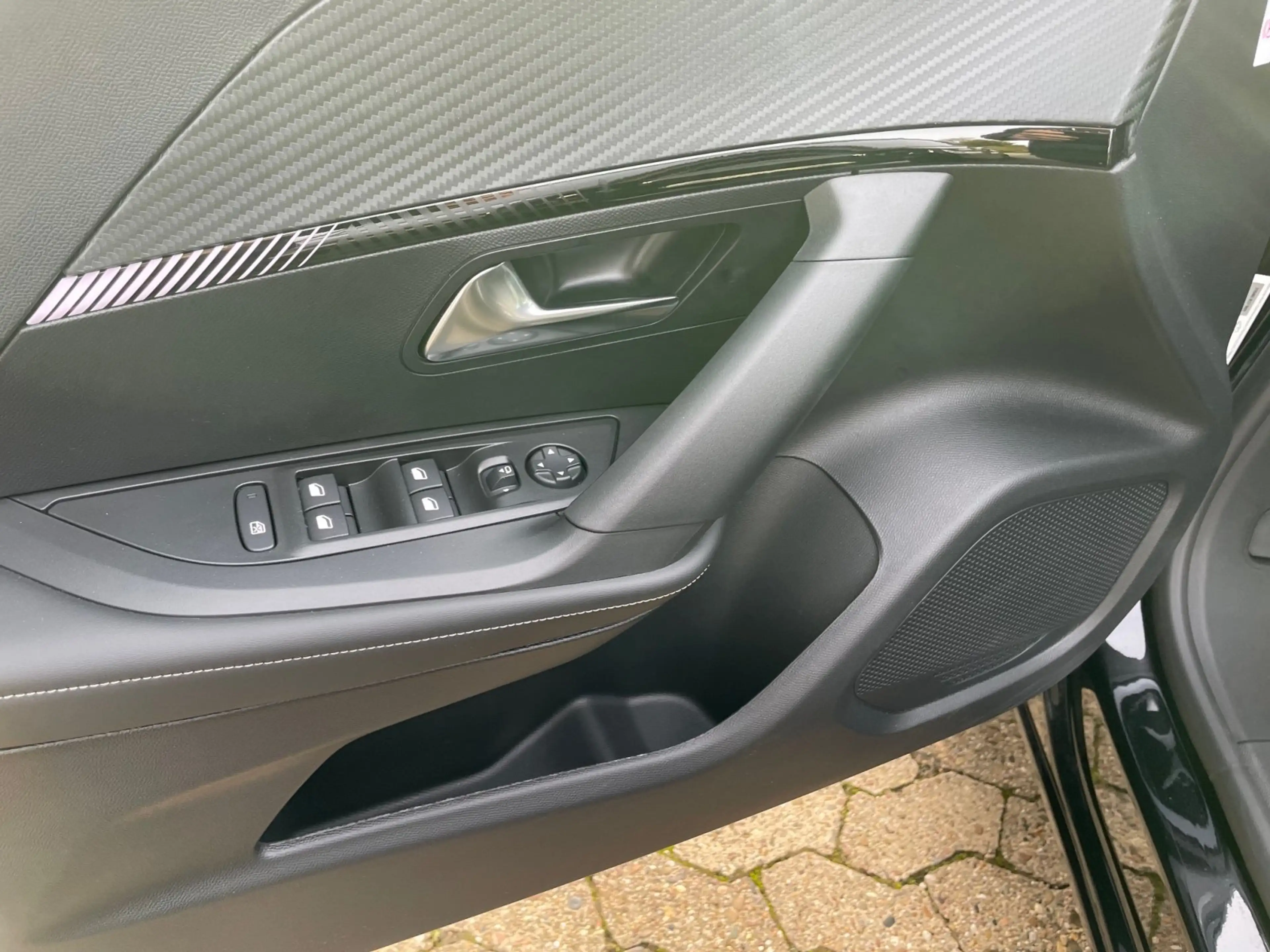 Peugeot 2008 Hybrid 136 e-DSC Allure  SHZ / EPH — photo 11