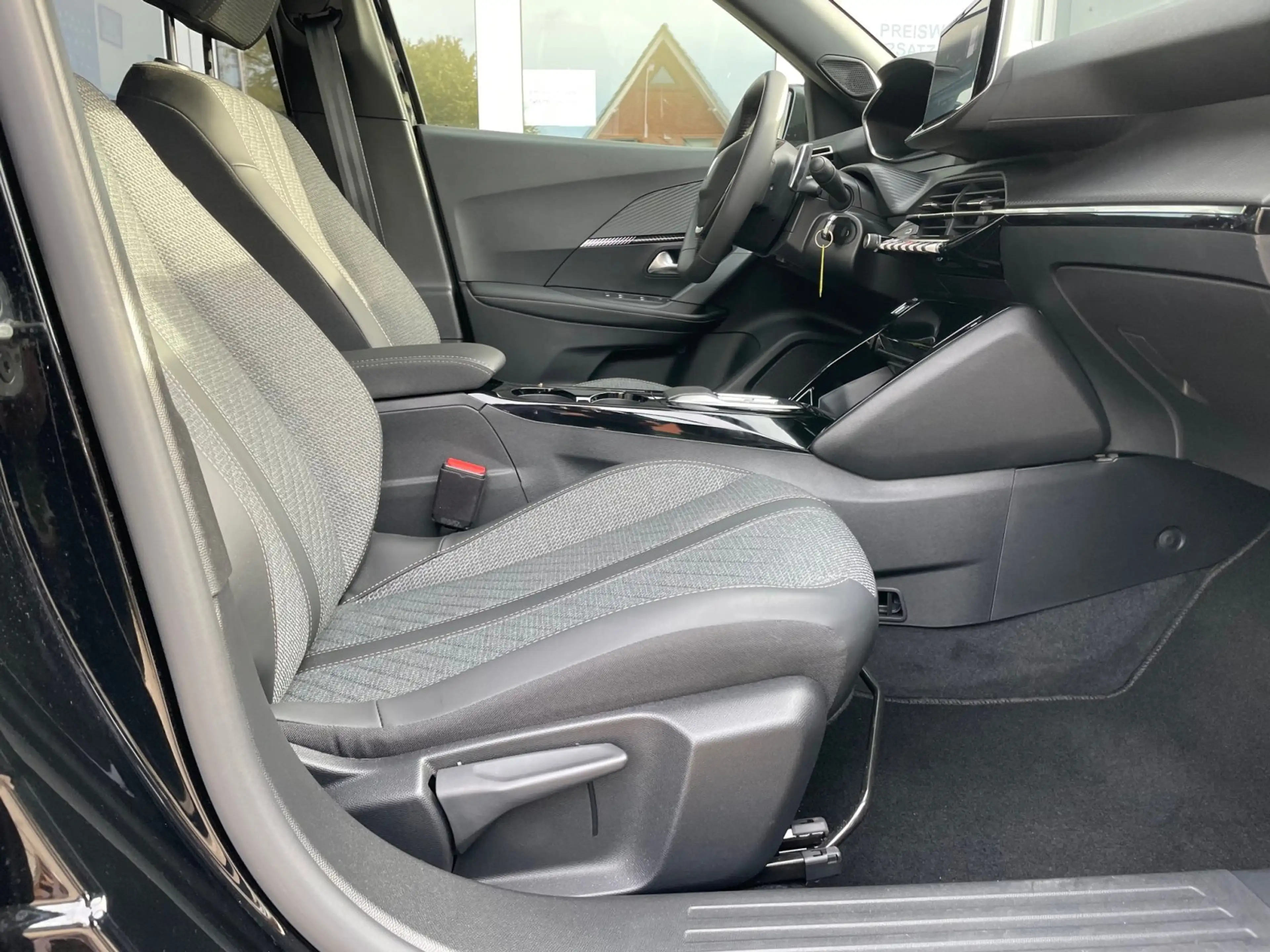 Peugeot 2008 Hybrid 136 e-DSC Allure  SHZ / EPH — photo 10