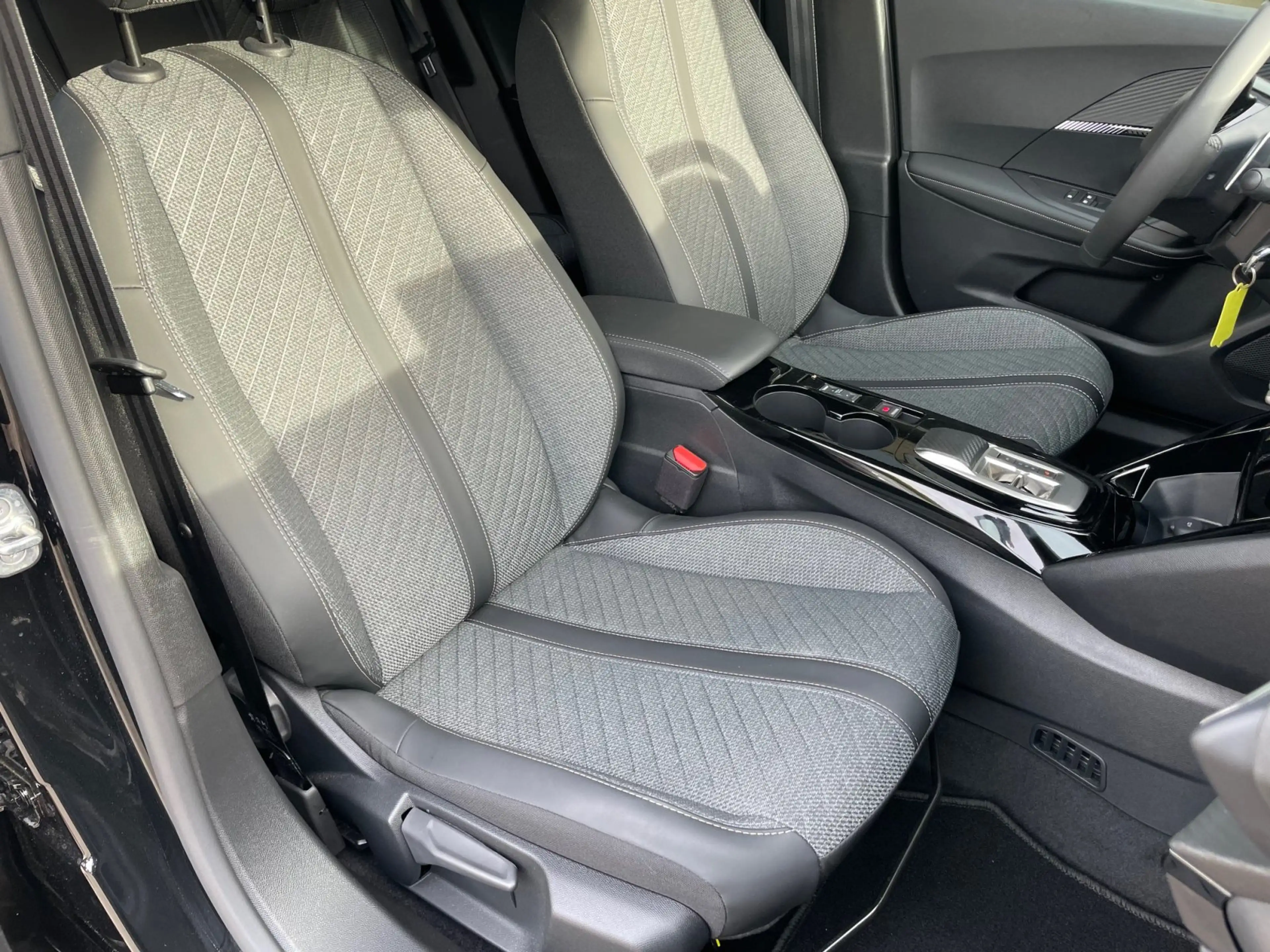 Peugeot 2008 Hybrid 136 e-DSC Allure  SHZ / EPH — photo 9