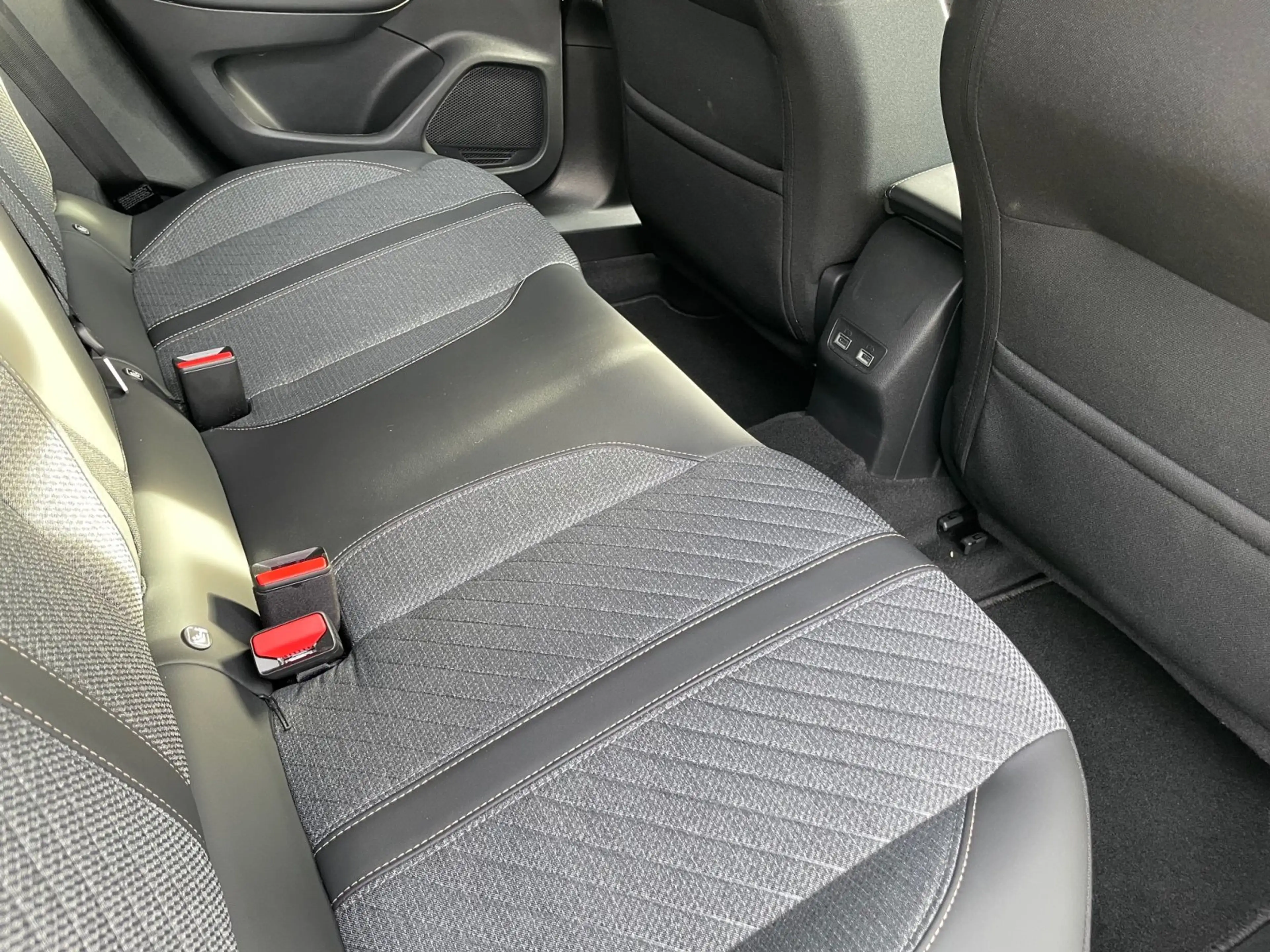 Peugeot 2008 Hybrid 136 e-DSC Allure  SHZ / EPH — photo 8