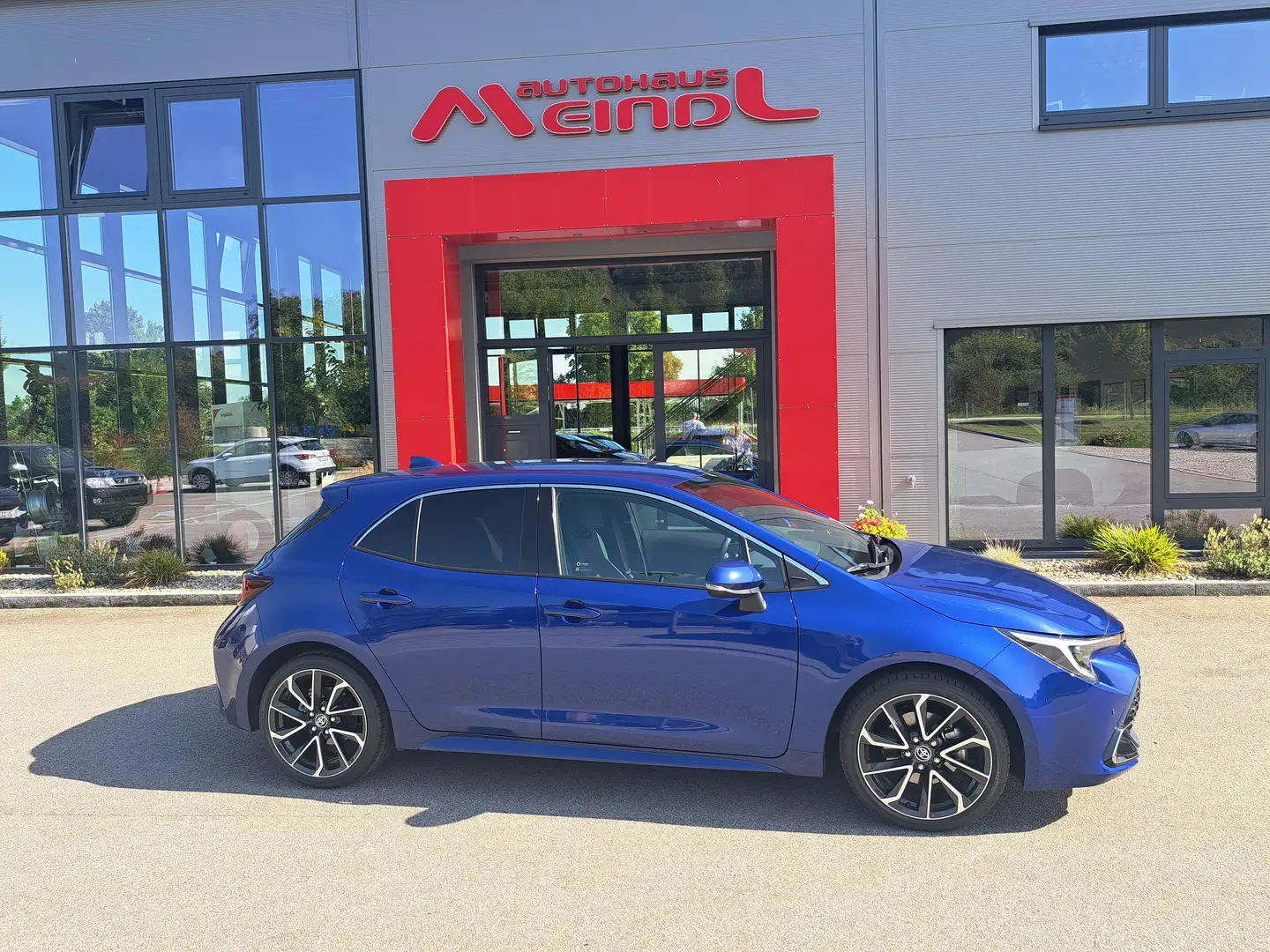 Toyota Corolla Hybrid Lounge 2.0, HUD, Kamera, Navi Blau - 1