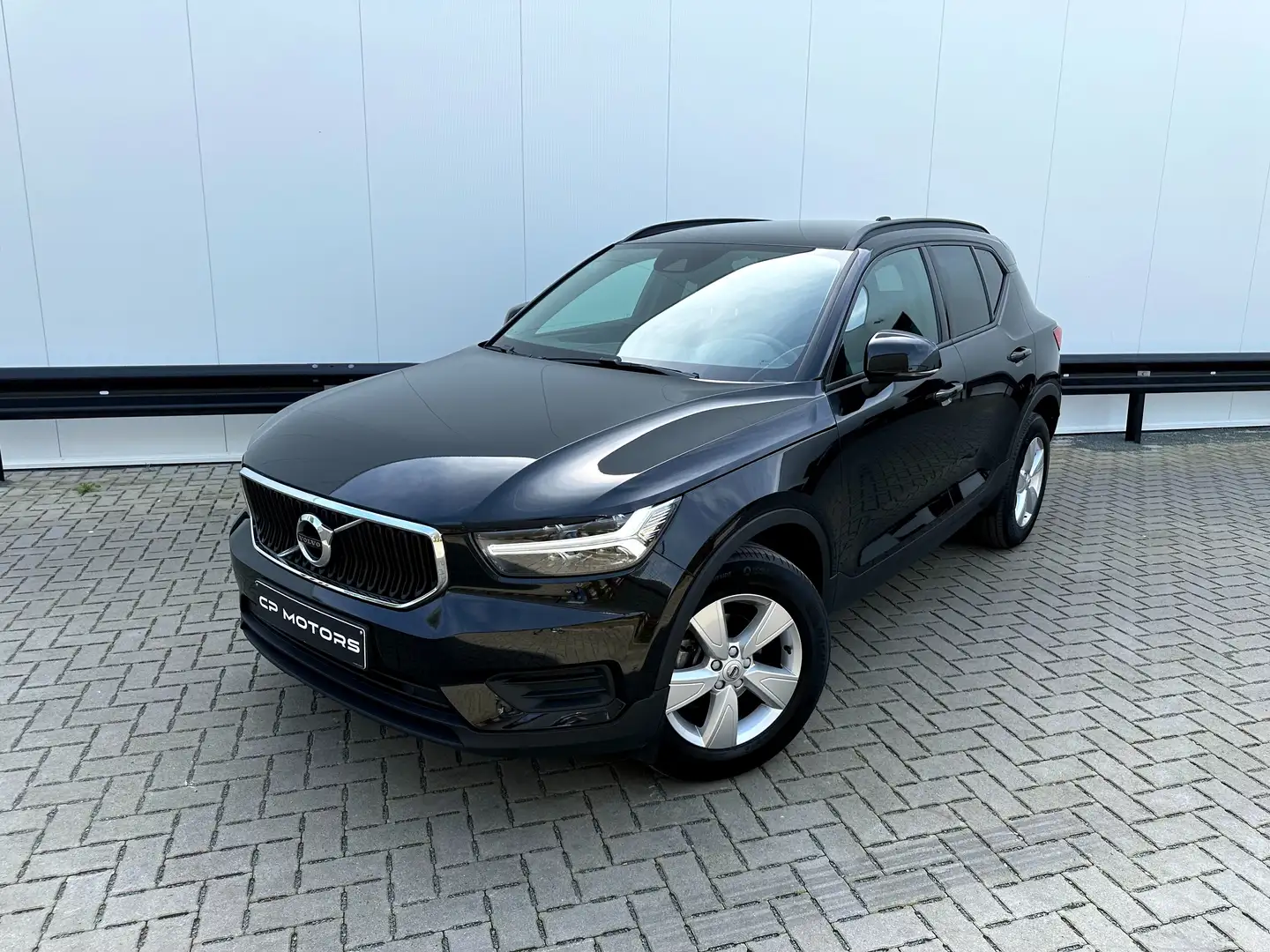 Volvo XC40 T2 | CAMERA | AUTOMAAT | APPLE CARPLAY | TOP !! Zwart - 1