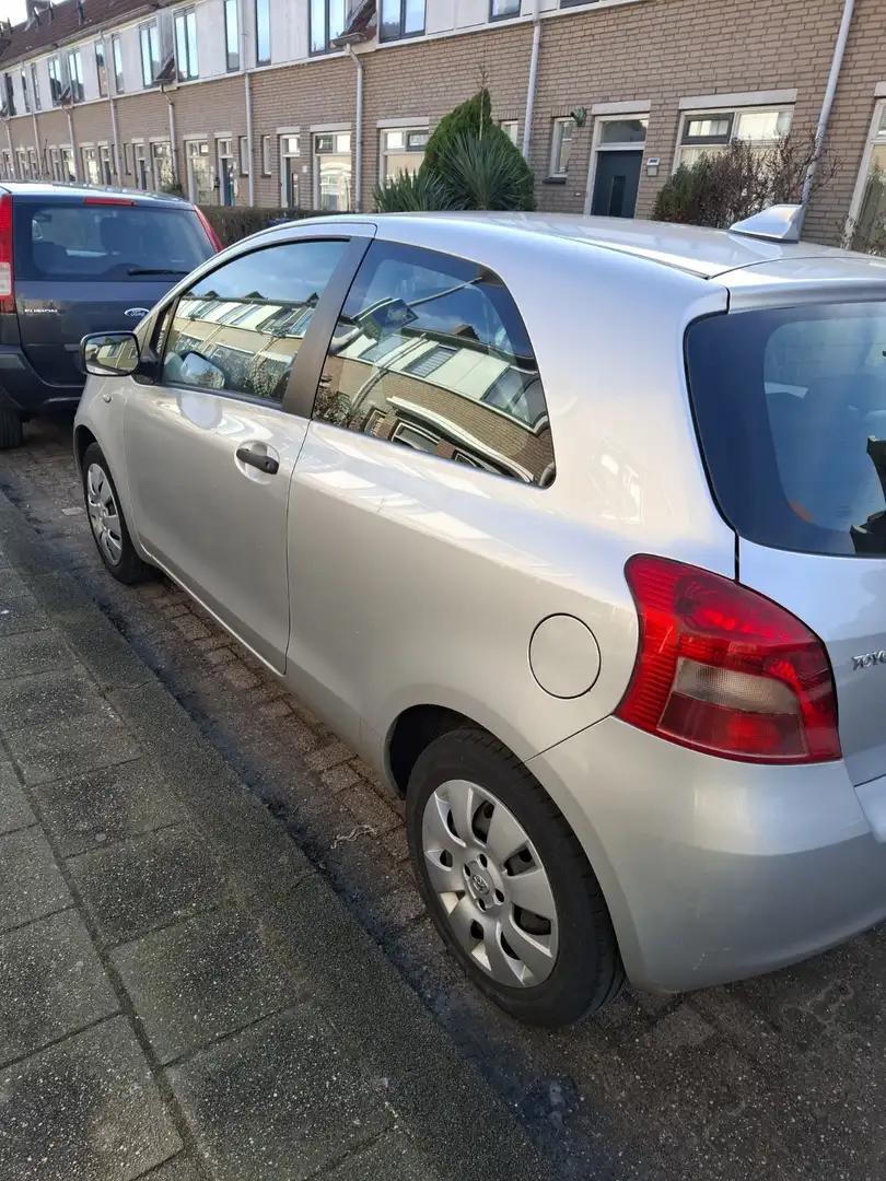 Toyota Yaris 1.0 VVTi Grijs - 1