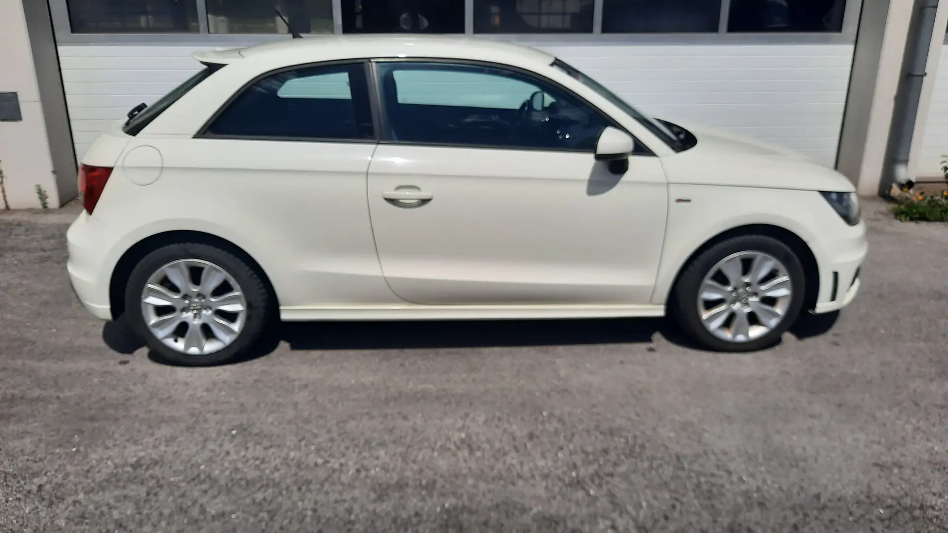 Audi A1 1,2 TFSI S-Line Rot - 2