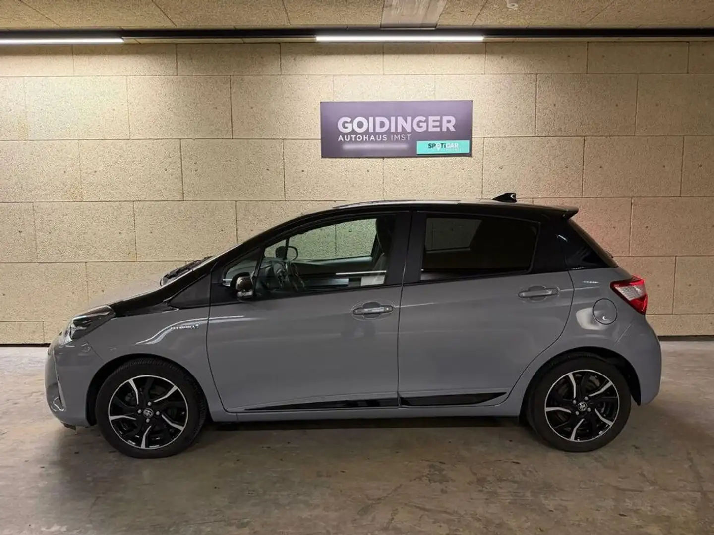 Toyota Yaris 1,5 VVT-i Hybrid Style Grau - 2
