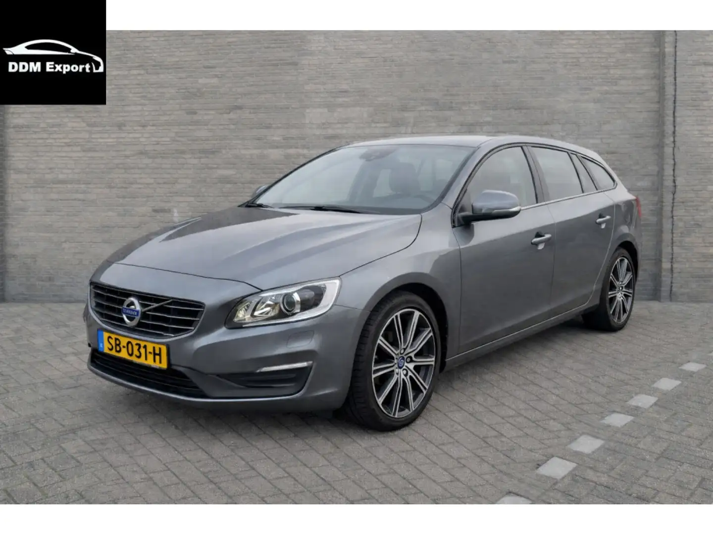 Volvo V60 2.0 D2 Polar+ | Automaat | Navi | Leer | Stuurbedi Gris - 1