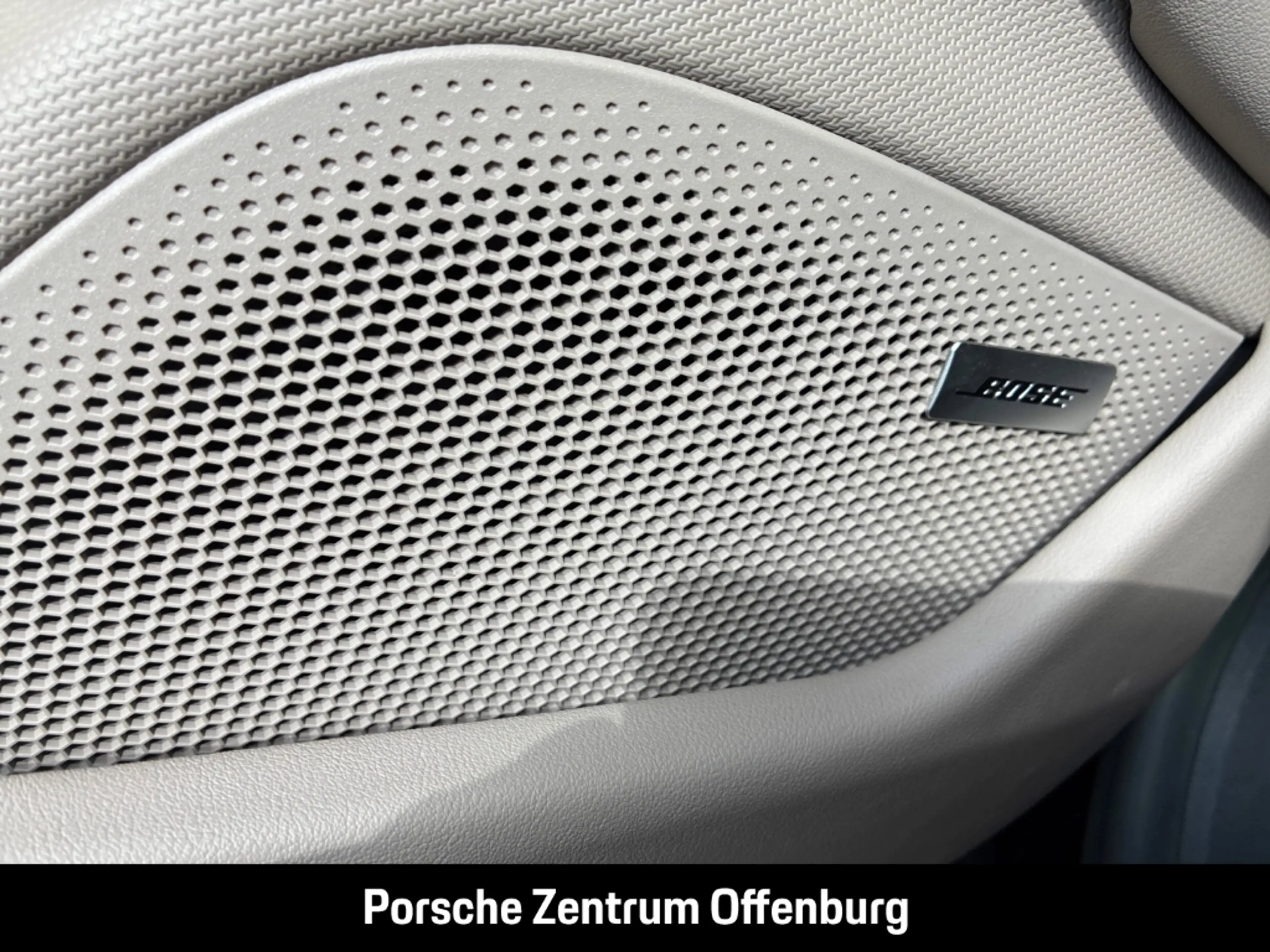 Porsche Taycan — photo 13
