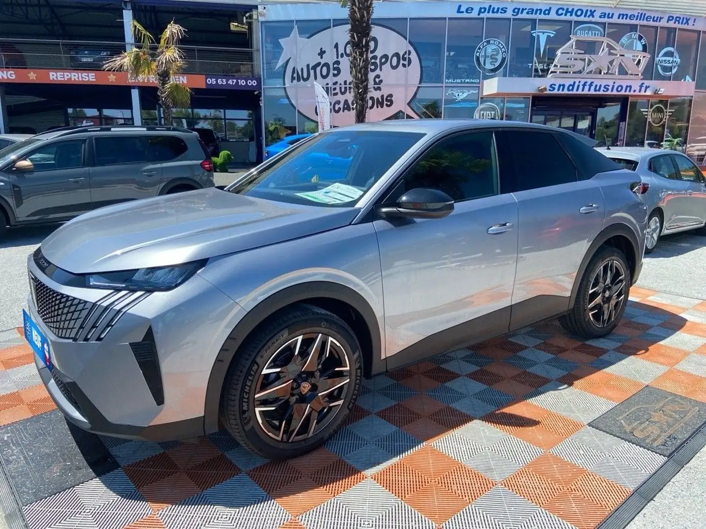 Peugeot 3008 Hybrid 145 e-DCS6 ALLURE Gris - 1