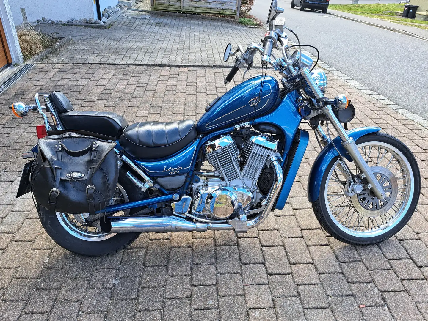 Suzuki Intruder C VS 800 Modrá - 1