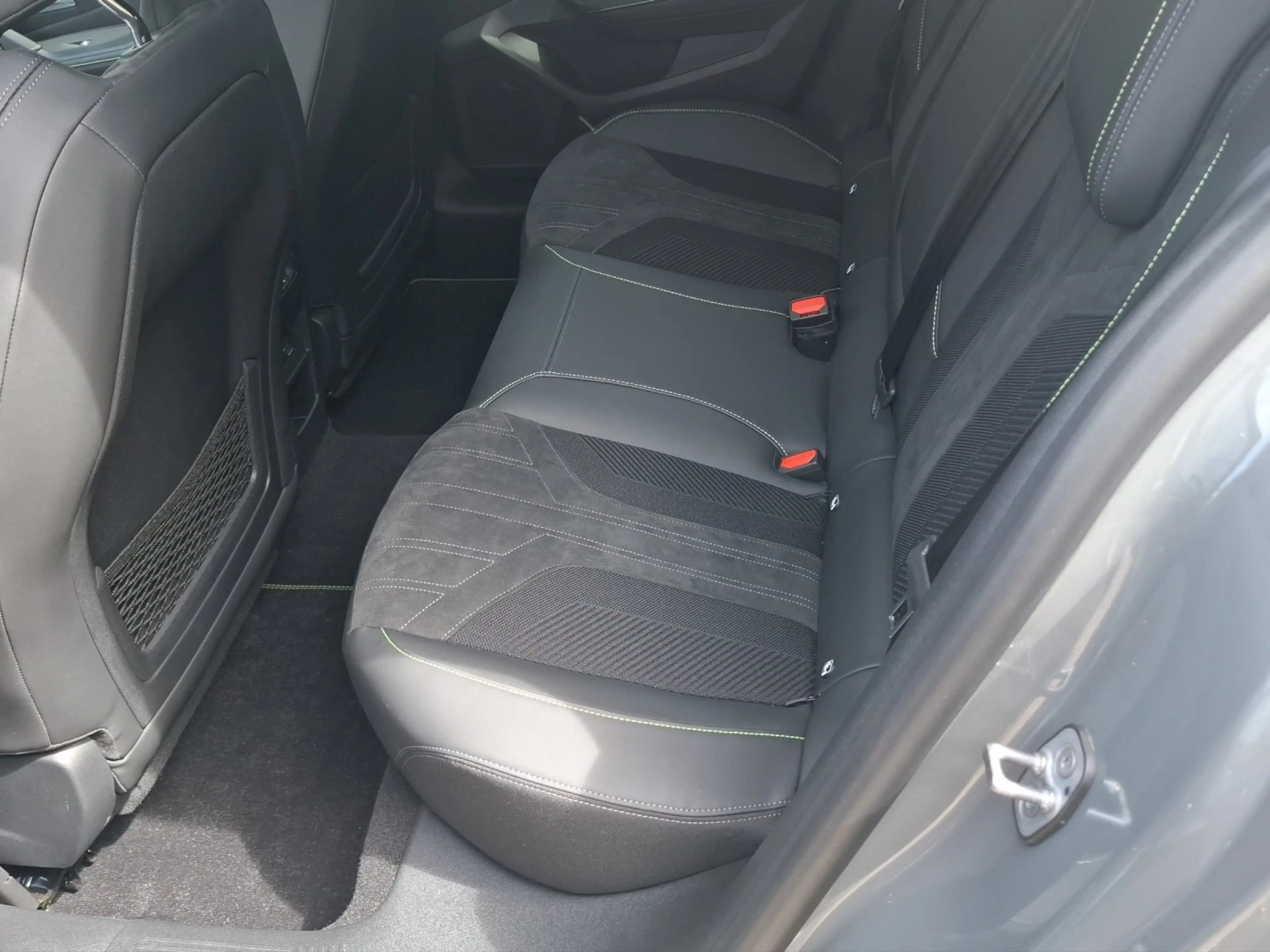 Peugeot 408 GT PT 130 Navi+SD+360°+SHZ+Carplay+LM+LED — photo 14