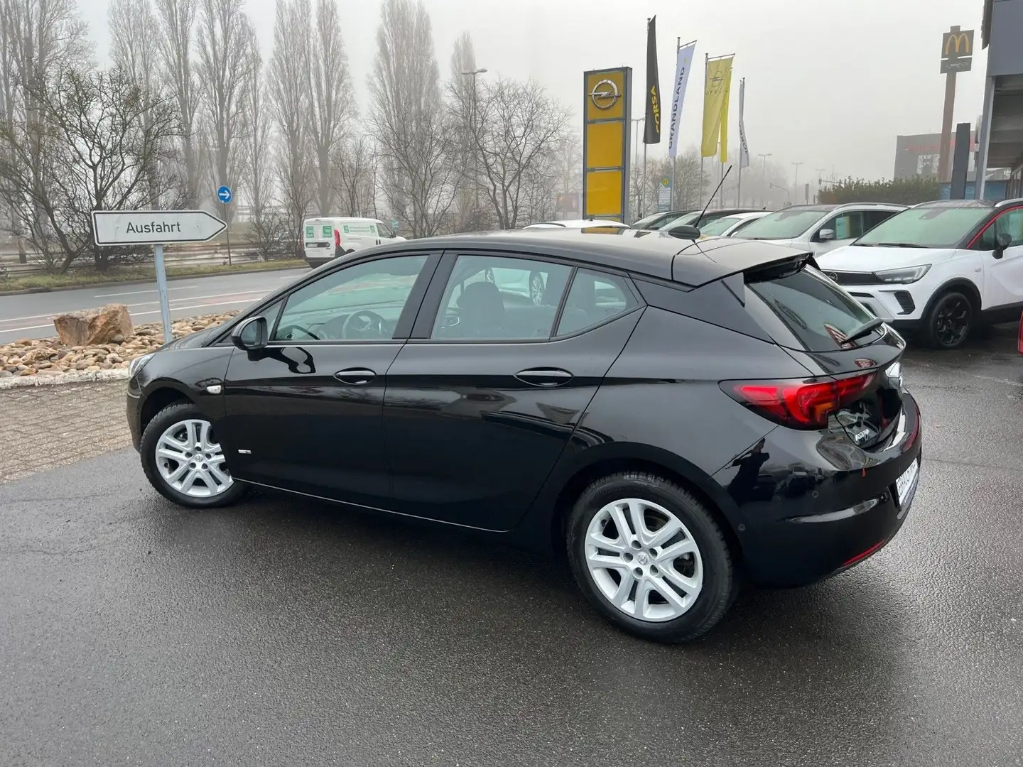 Opel Astra K Design & Tech 1.2 (130PS) Navi, RFK, SHZ Schwarz - 2