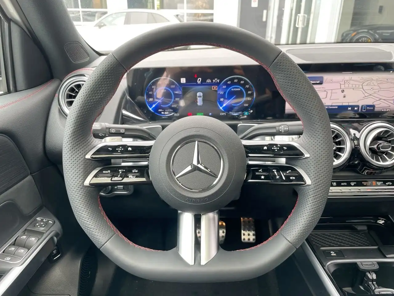 Mercedes-Benz EQB снимка Mercedes-Benz EQB