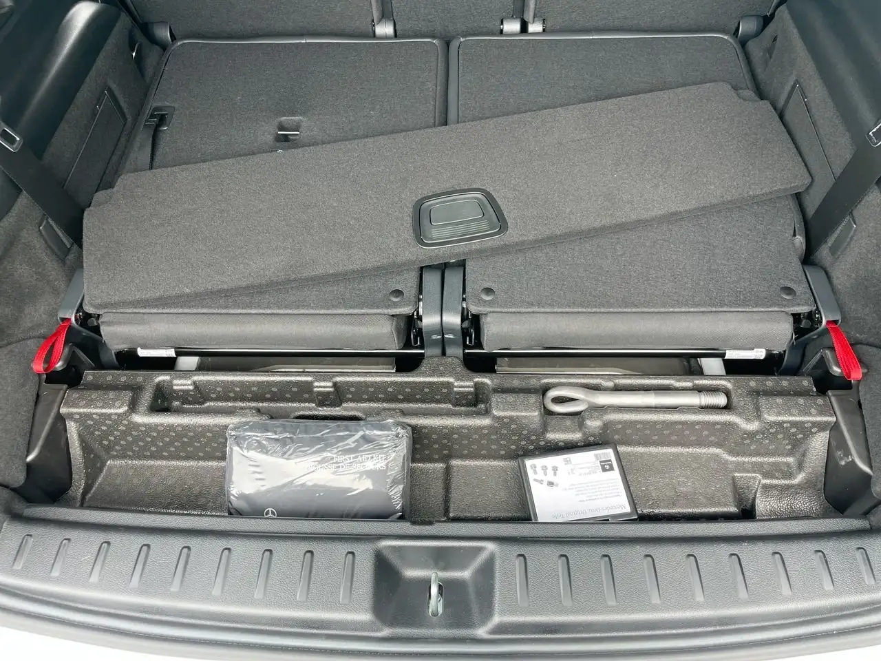 Mercedes-Benz EQB снимка Mercedes-Benz EQB