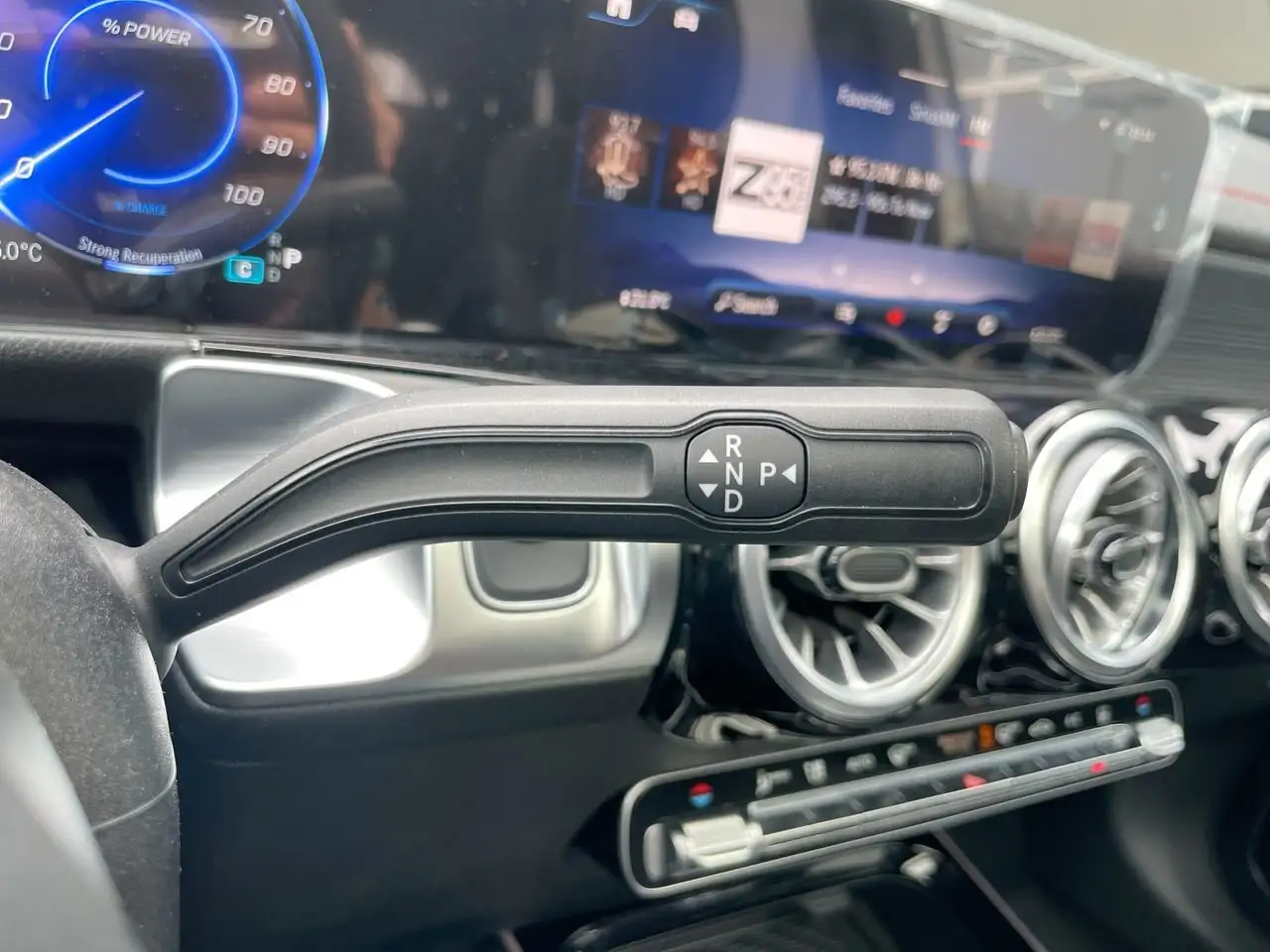 Mercedes-Benz EQB снимка Mercedes-Benz EQB