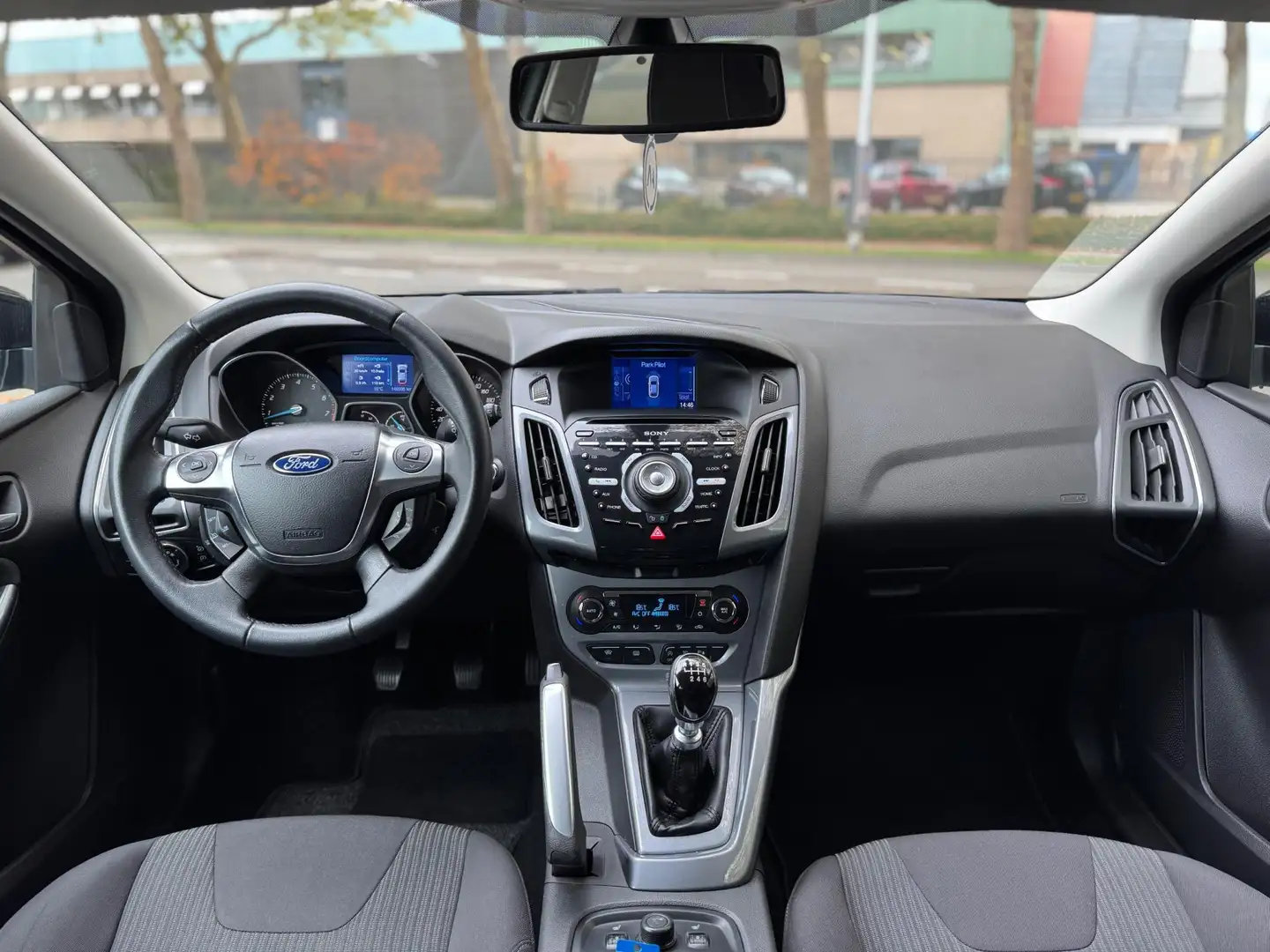 Ford Focus Wagon 1.0 Navi Airco Cruise PDC Trekhaak Stoel vw Noir - 2