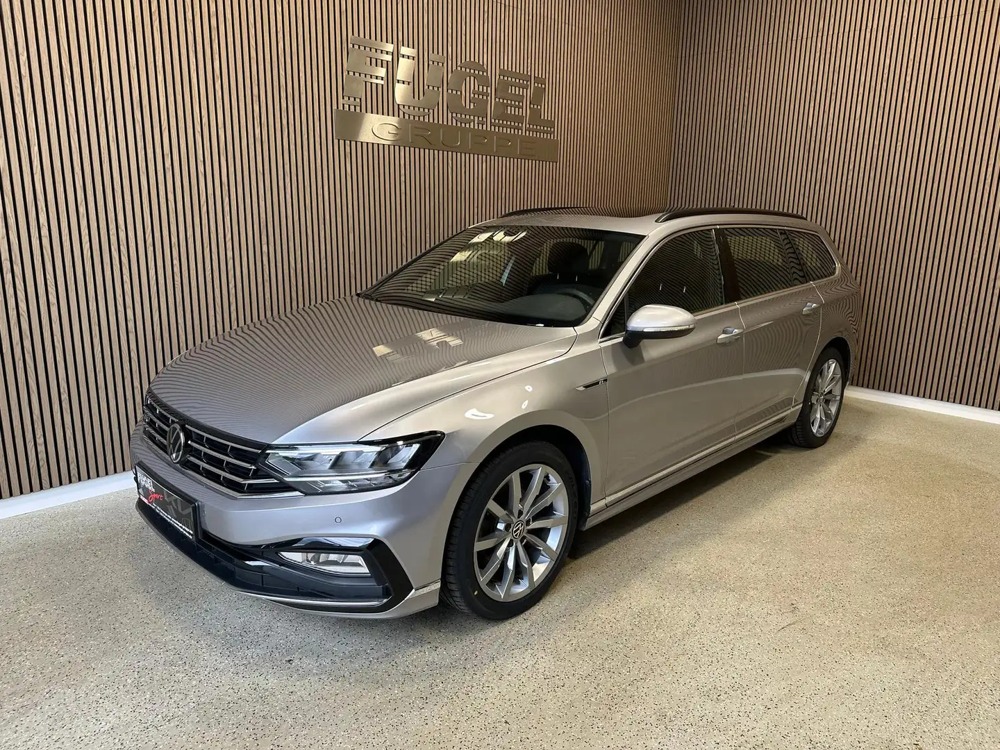 Volkswagen Passat Variant 1.5 TSI DSG R-Line Pano|AHK|Leder|Navi|SHZ|RFK Silber - 2