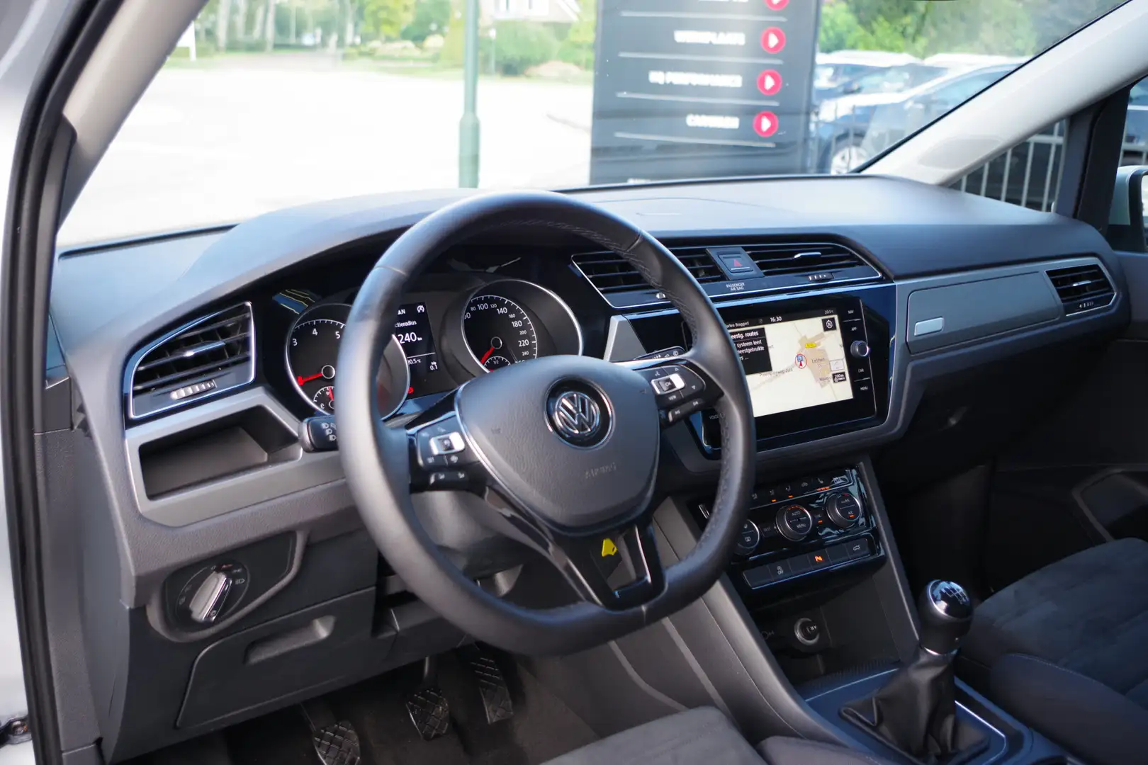 Volkswagen Touran 1.0 TSI 116 PK Comfortline Business 7p, Navigatie, Grey - 2