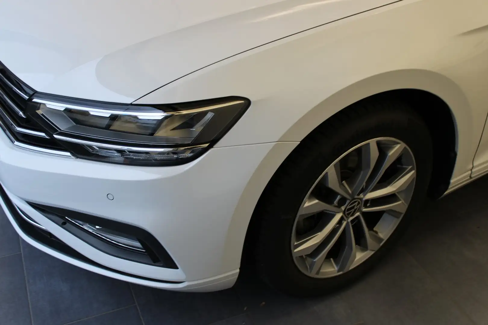 Volkswagen Passat Variant Business TDI SCR DSG Weiß - 2