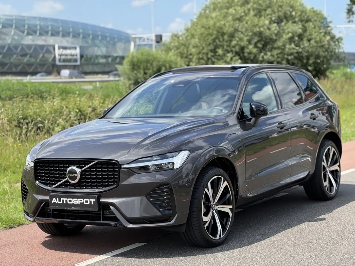 Volvo XC60 2.0 T8 Plug-in Hybrid AWD R-Design Pano H&K Leder Grijs - 1