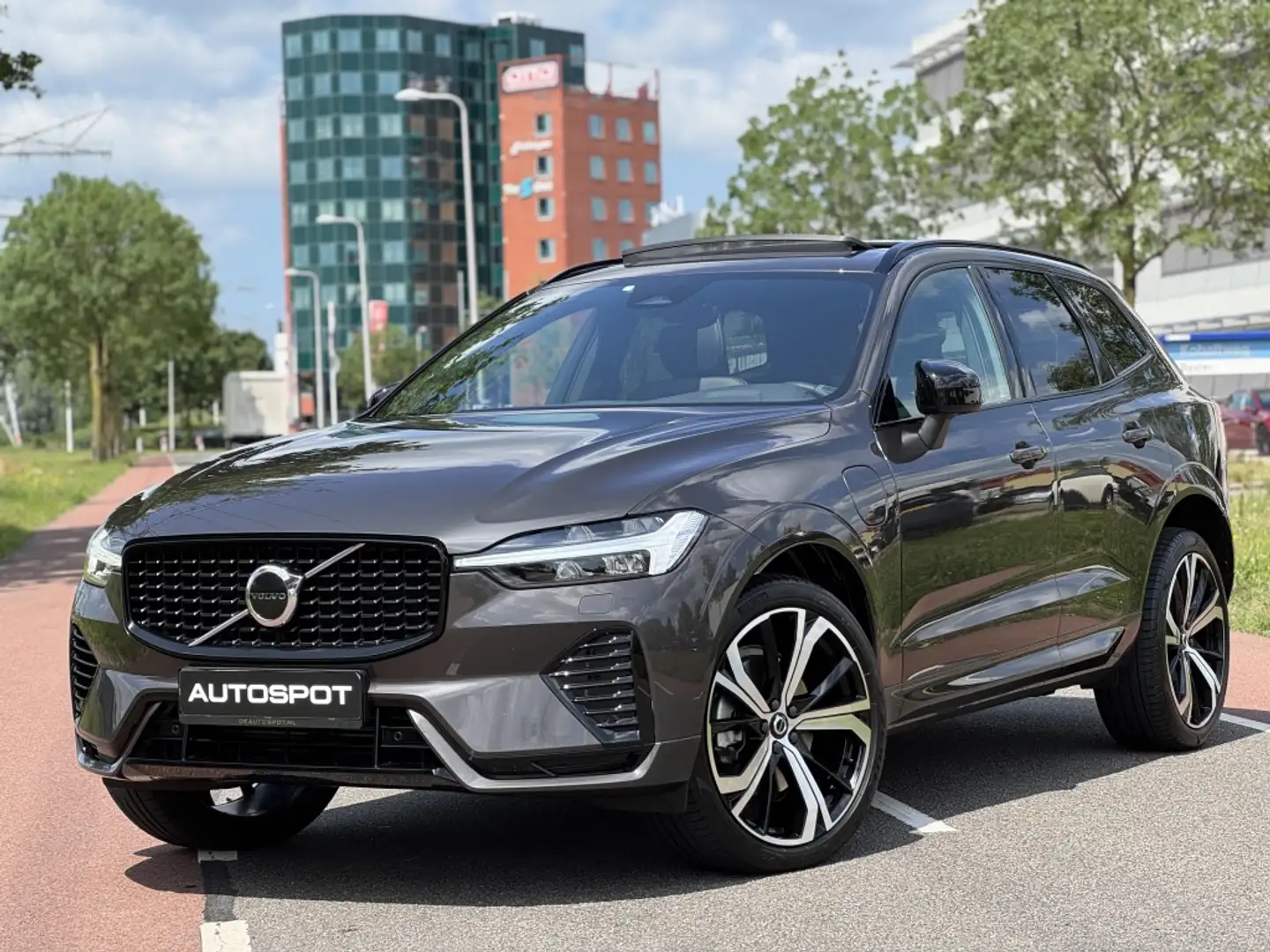 Volvo XC60 2.0 T8 Plug-in Hybrid AWD R-Design Pano H&K Leder Grijs - 2