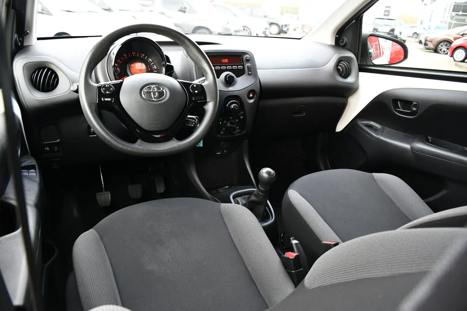 Toyota Aygo 1.0 VVT-i x-fun 5-deurs 72pk | Airco | Dealer-onde Wit - 2