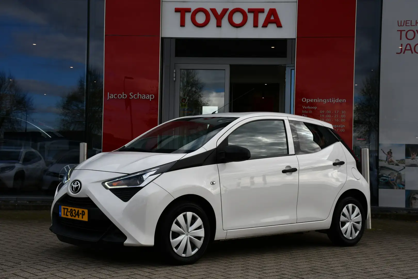 Toyota Aygo 1.0 VVT-i x-fun 5-deurs 72pk | Airco | Dealer-onde Wit - 1