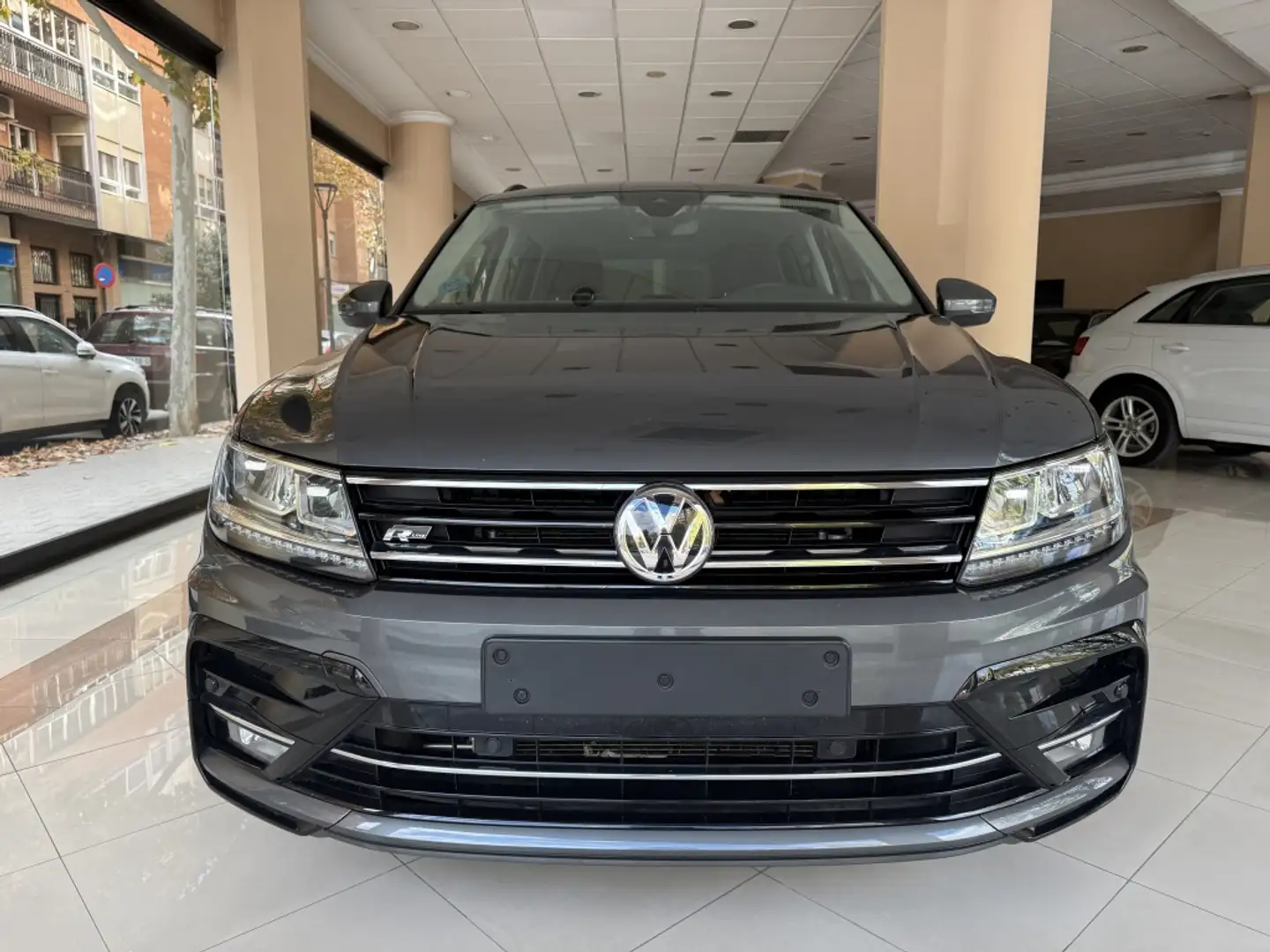 Volkswagen Tiguan 2.0TDI Sport DSG 110kW Gris - 1