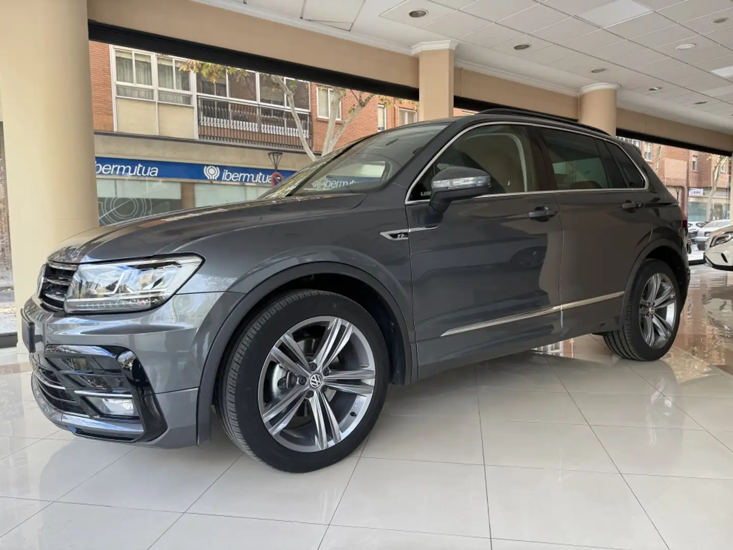 Volkswagen Tiguan 2.0TDI Sport DSG 110kW Gris - 2