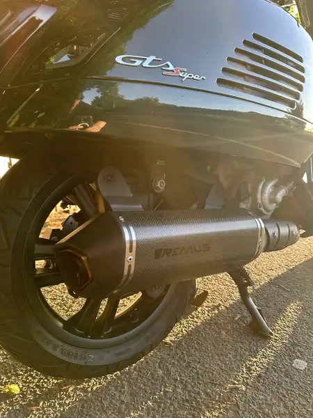 Vespa GTS Super Racing Sixties 300 - foto 8