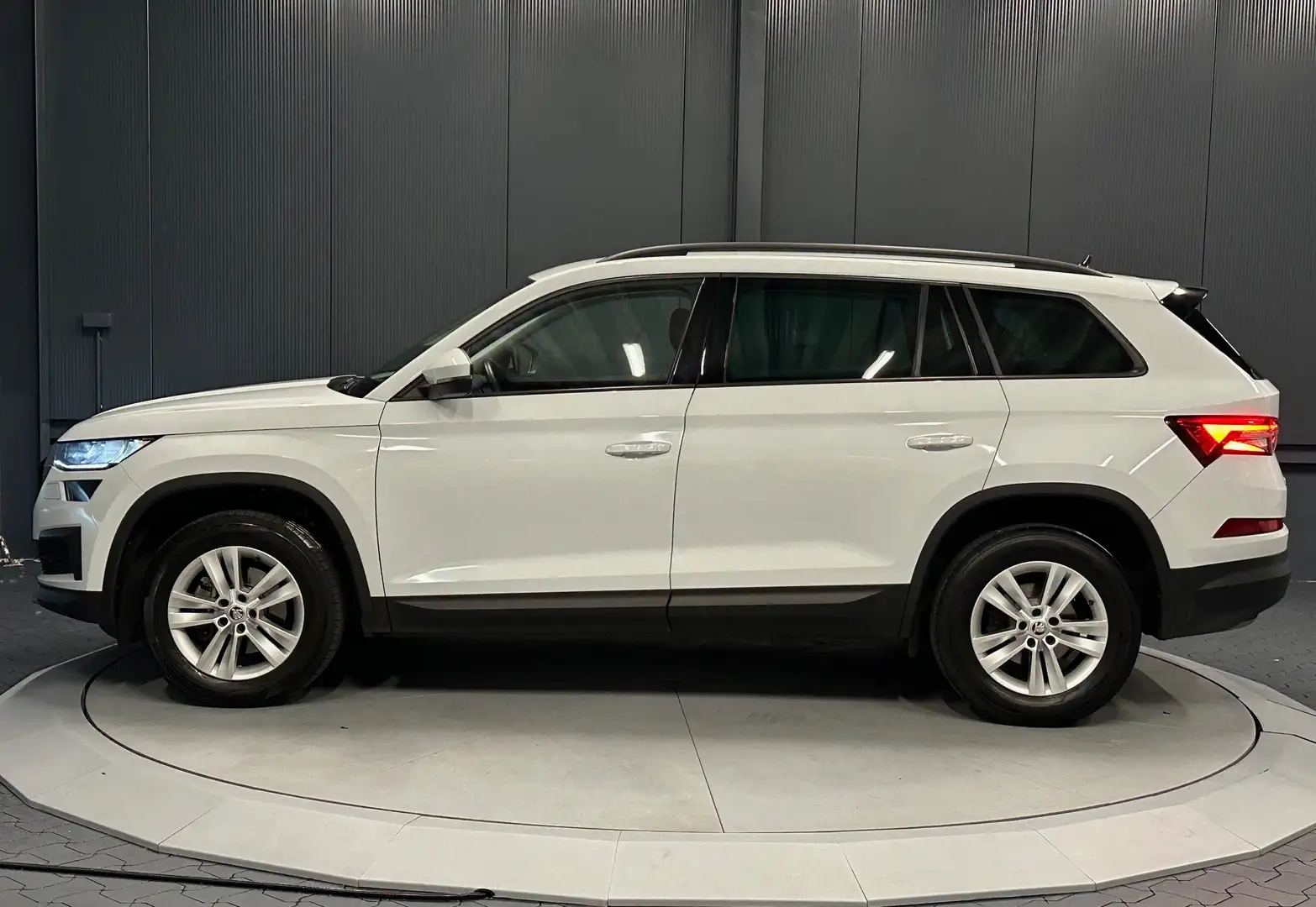 Skoda Kodiaq 2.0 TDI DSG Ambition*Metallic*NAVI*Business*LED* Bílá - 2