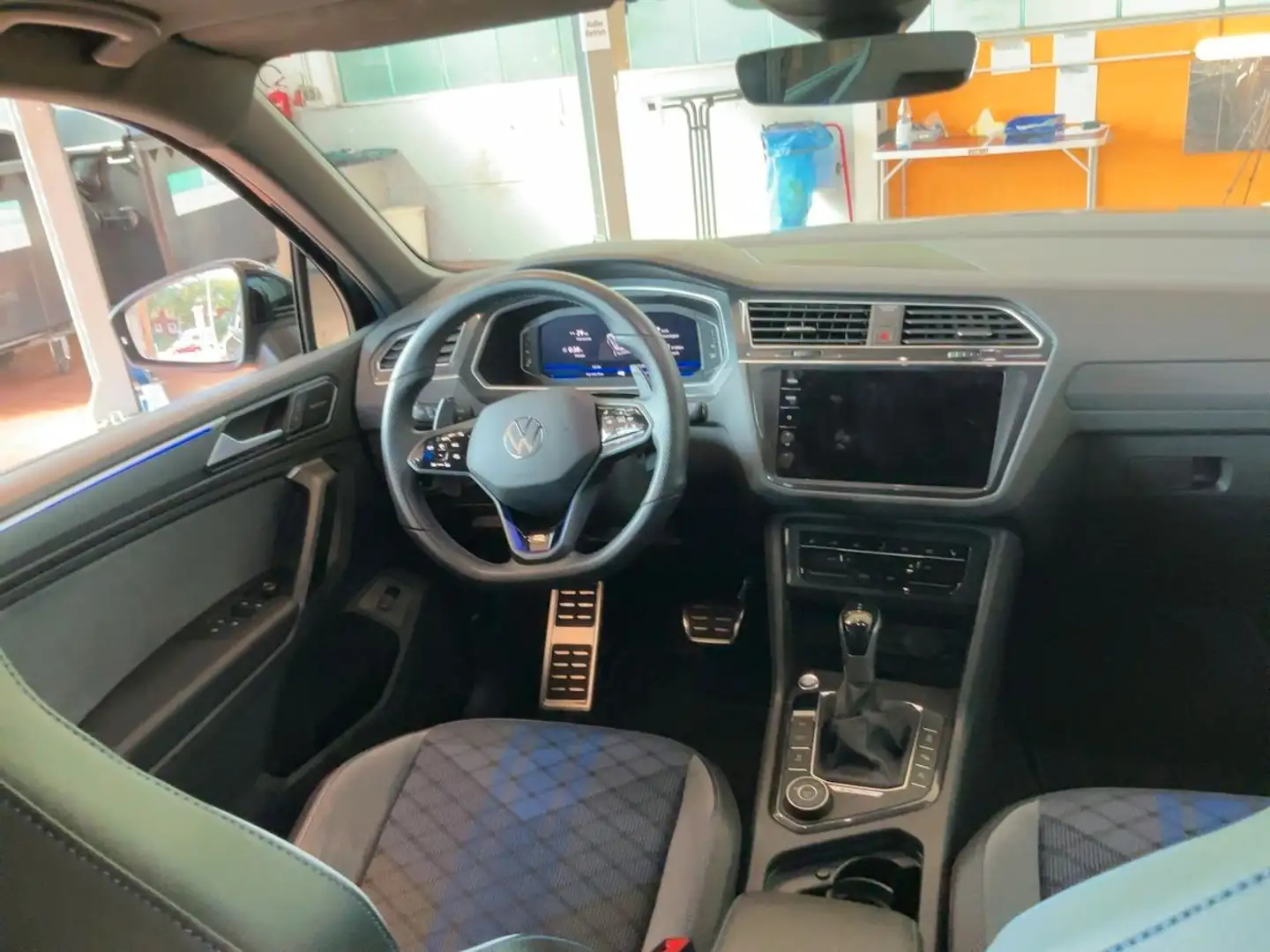 Volkswagen Tiguan R 4Motion Akrapovic Matrix Pano AHK Schwarz - 2