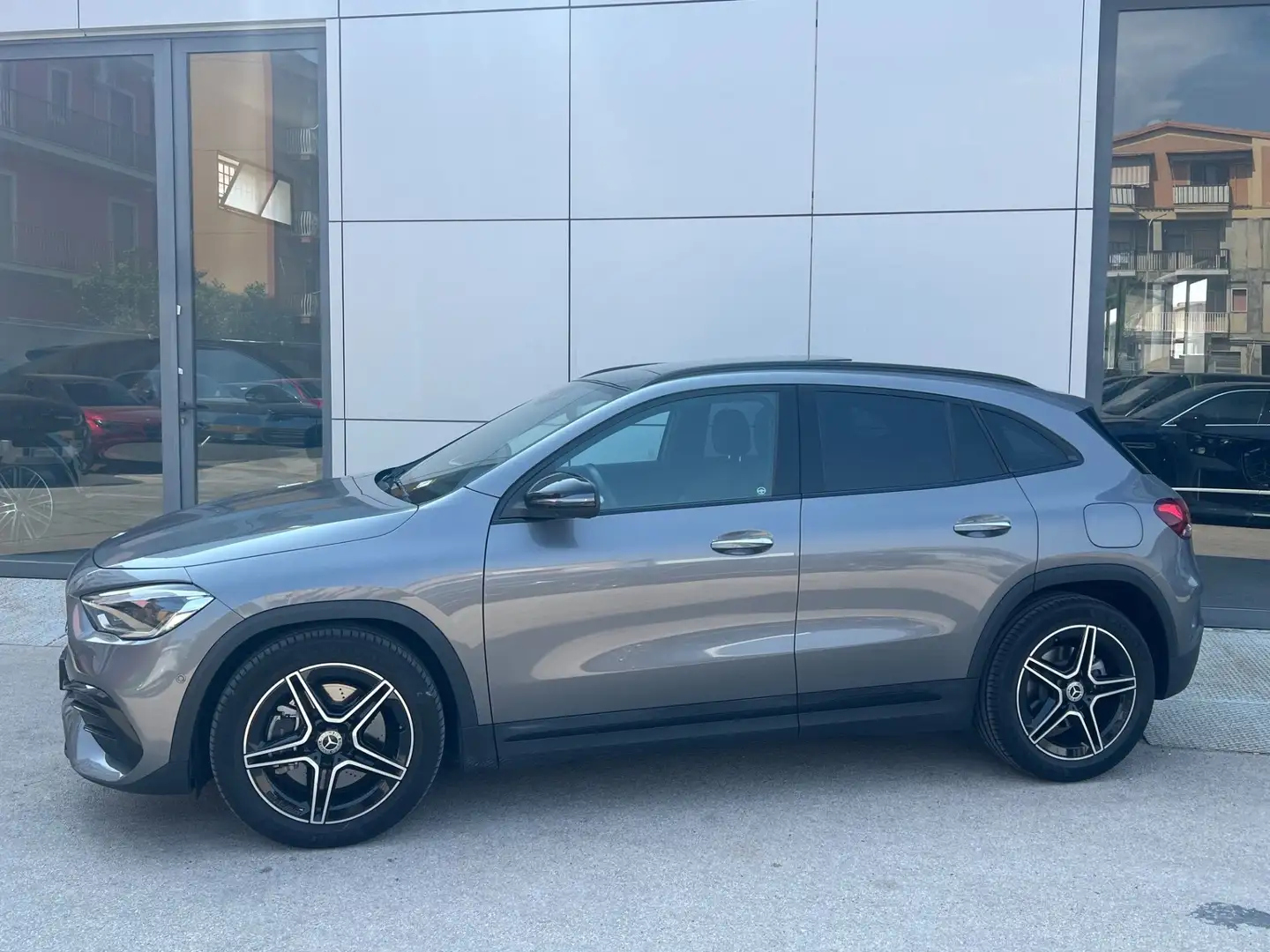 Mercedes-Benz GLA 250 Premium 4matic auto Šedá - 2