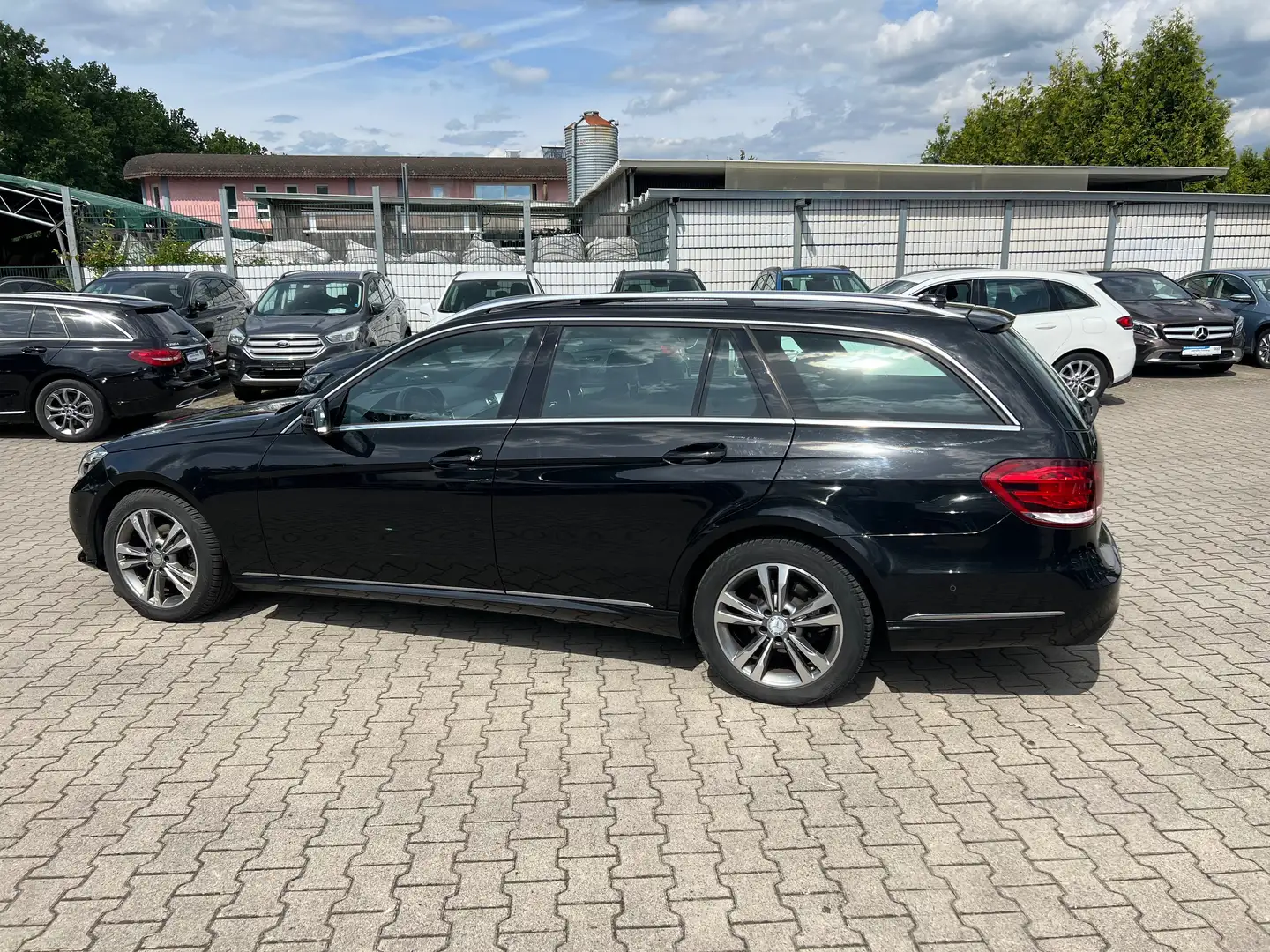 Mercedes-Benz E 220 T CDI BlueTec Automatik "Avantgarde" *SBD *NAVI Zwart - 2