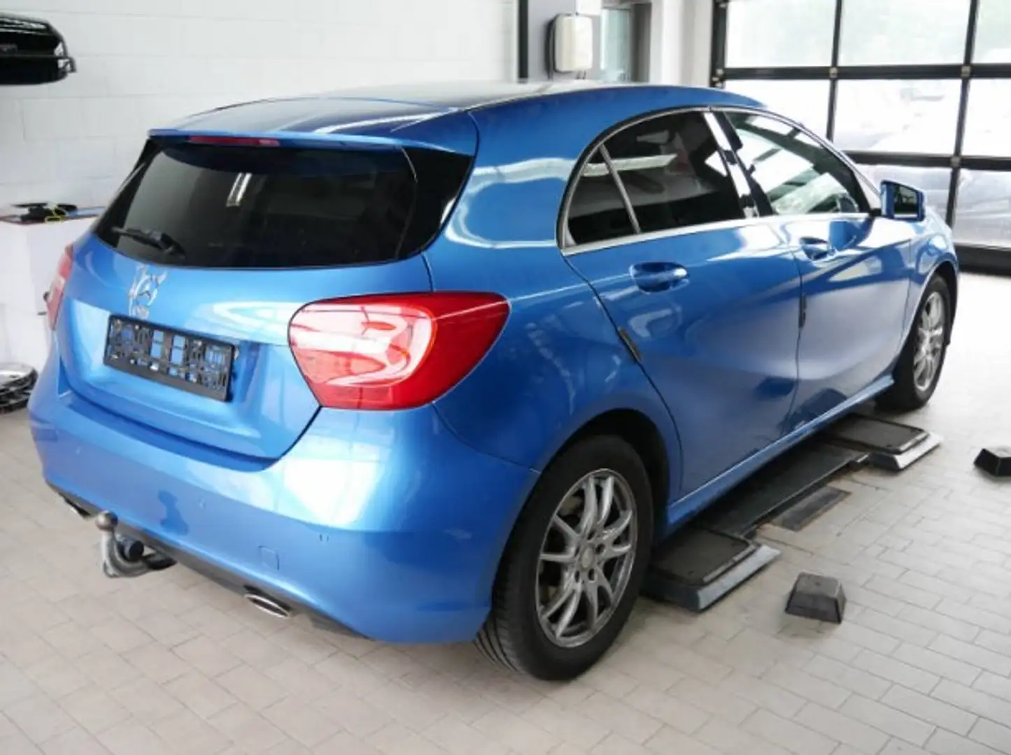 Mercedes-Benz A 180 Urban XENON AHK SHZ PDC GRA Bleu - 2