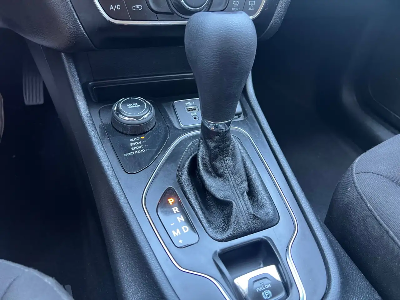 Jeep Cherokee снимка Jeep Cherokee