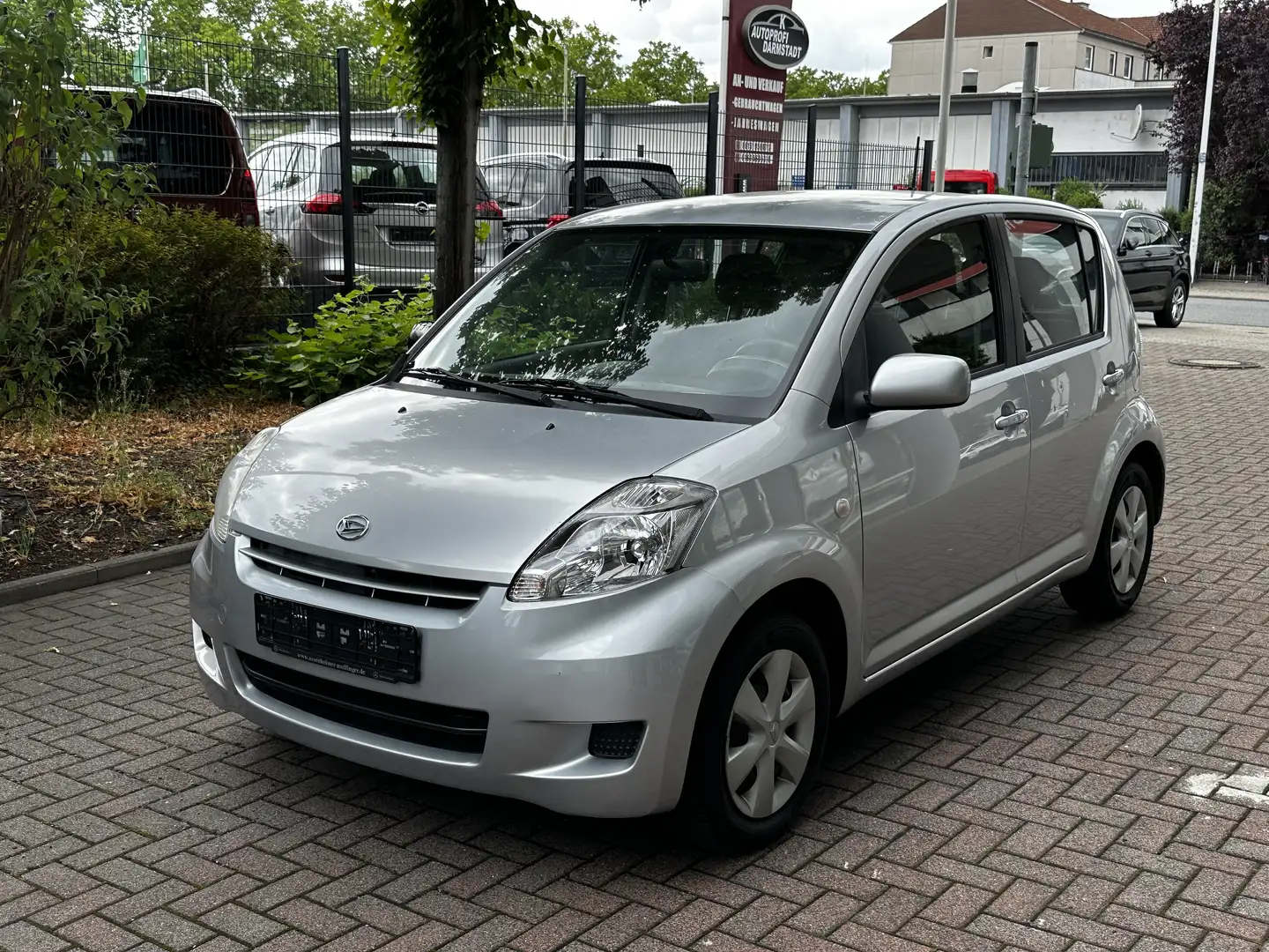 Daihatsu Sirion 1.0 CooLine Stříbrná - 2