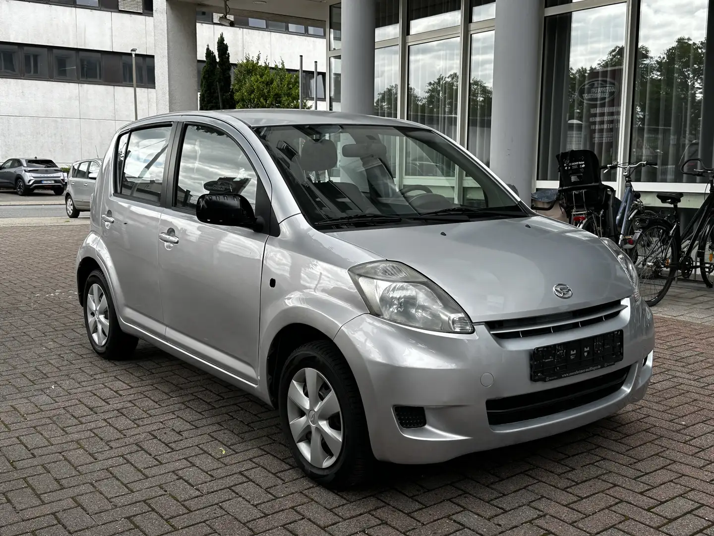 Daihatsu Sirion 1.0 CooLine Stříbrná - 1