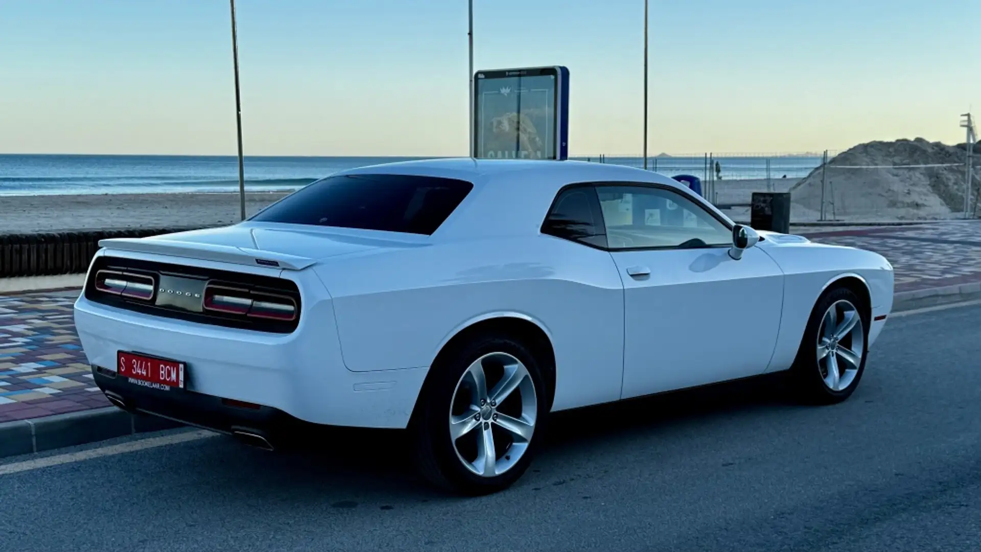 Dodge Challenger Coupé Aut. Blanco - 2