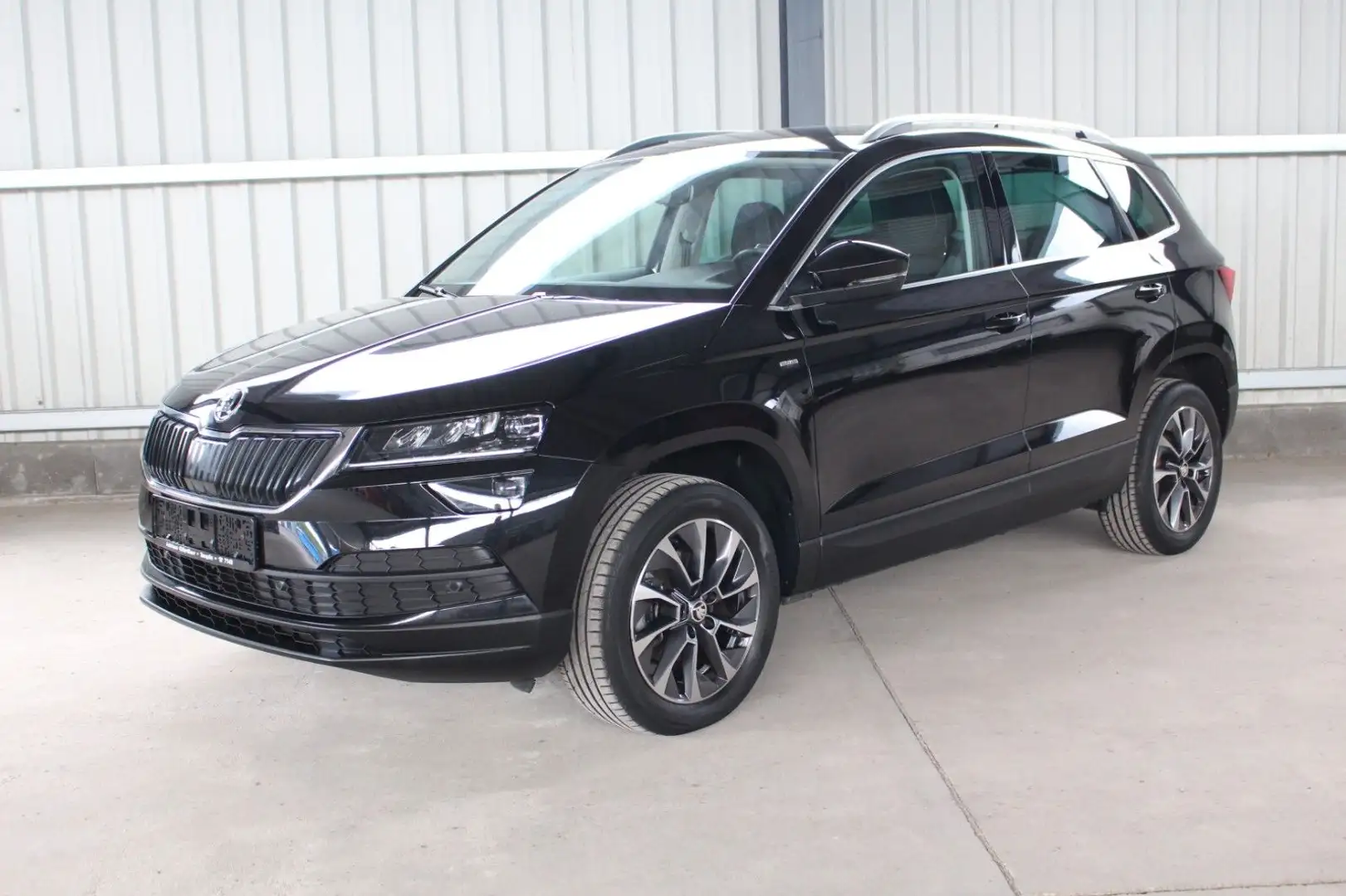 Skoda Karoq Drive 125 LED PDC NAVI AHK Schwarz - 1