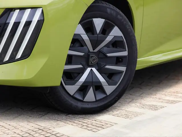 Peugeot 208 view 5