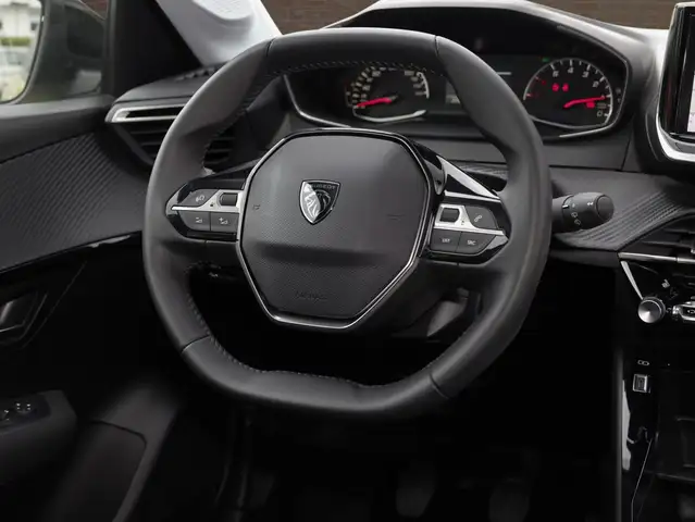 Peugeot 208 view 10