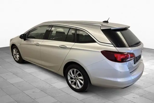 Opel Astra view 4