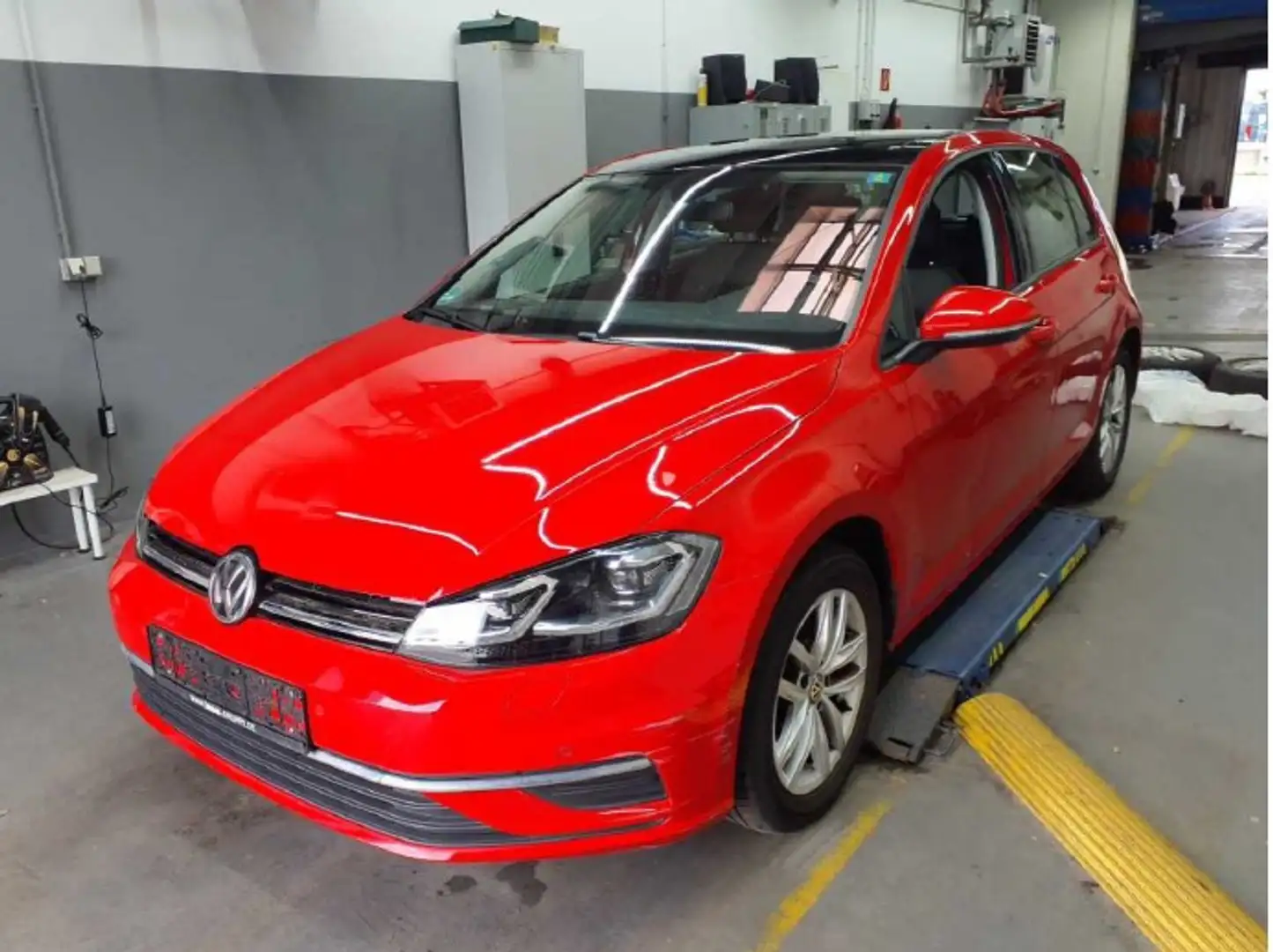 Volkswagen Golf Comfortline Pano. Navi-Discover AHK PDC SHZ Rot - 1