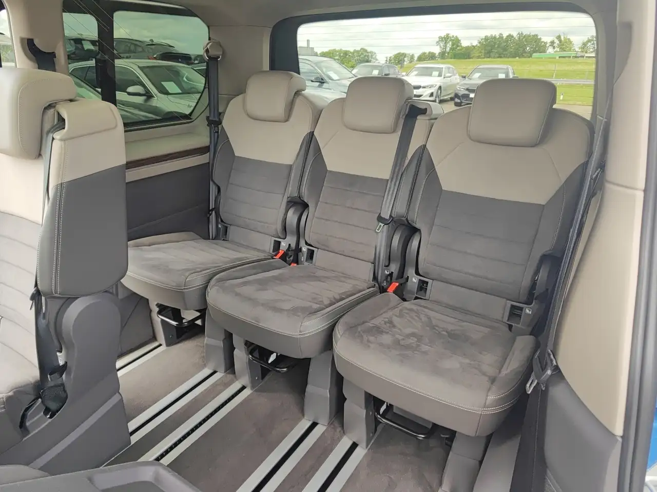 Volkswagen T7 Multivan Style ACC Navi PanoDach Kamera 16