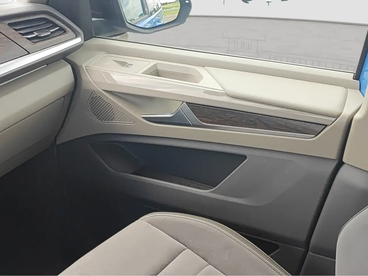 Volkswagen T7 Multivan Style ACC Navi PanoDach Kamera 10