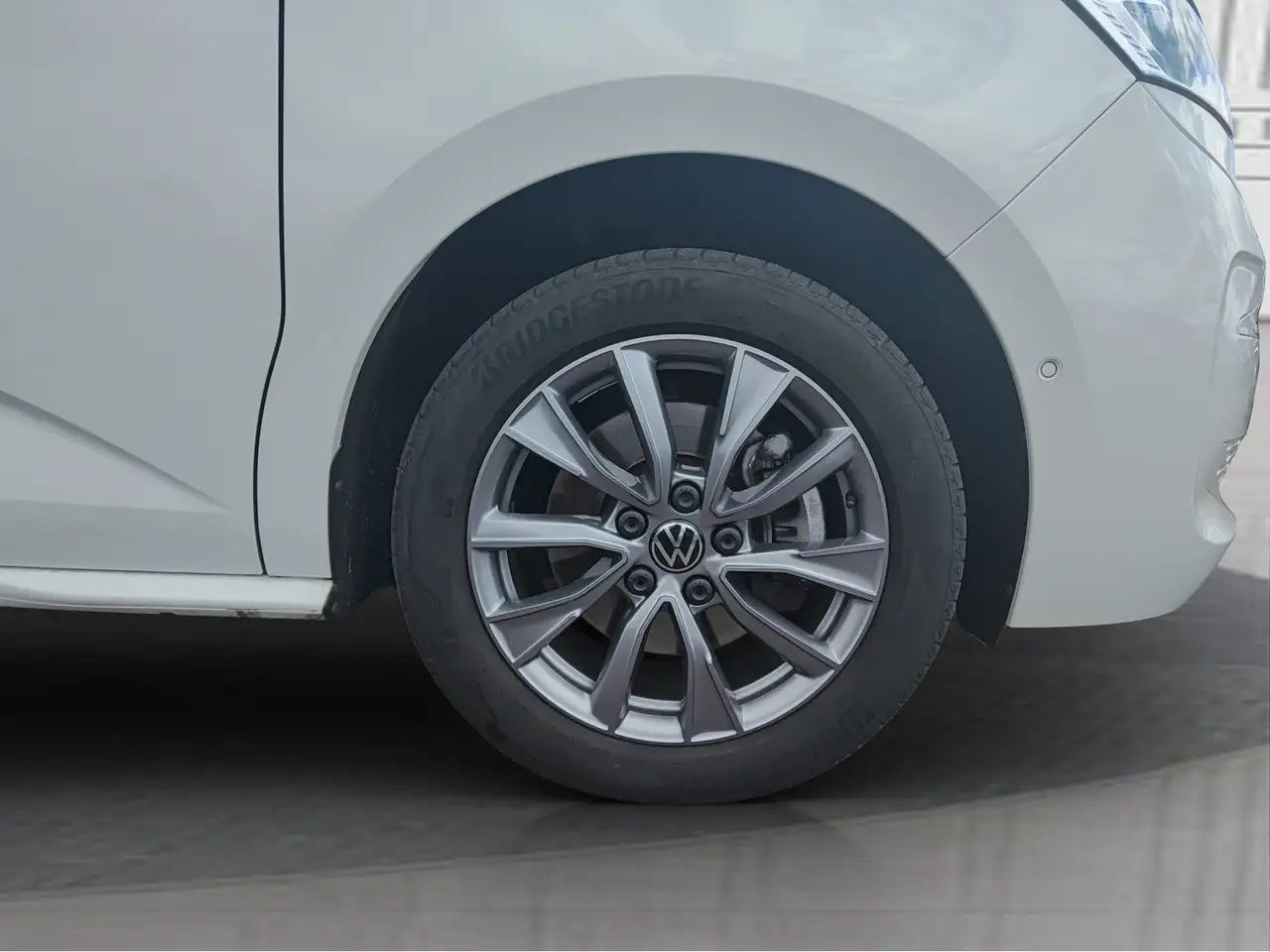 Volkswagen T7 Multivan Style ACC Navi PanoDach Kamera 17