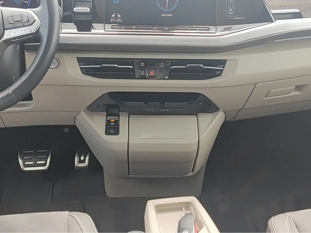 Volkswagen T7 Multivan Style ACC Navi PanoDach Kamera 11